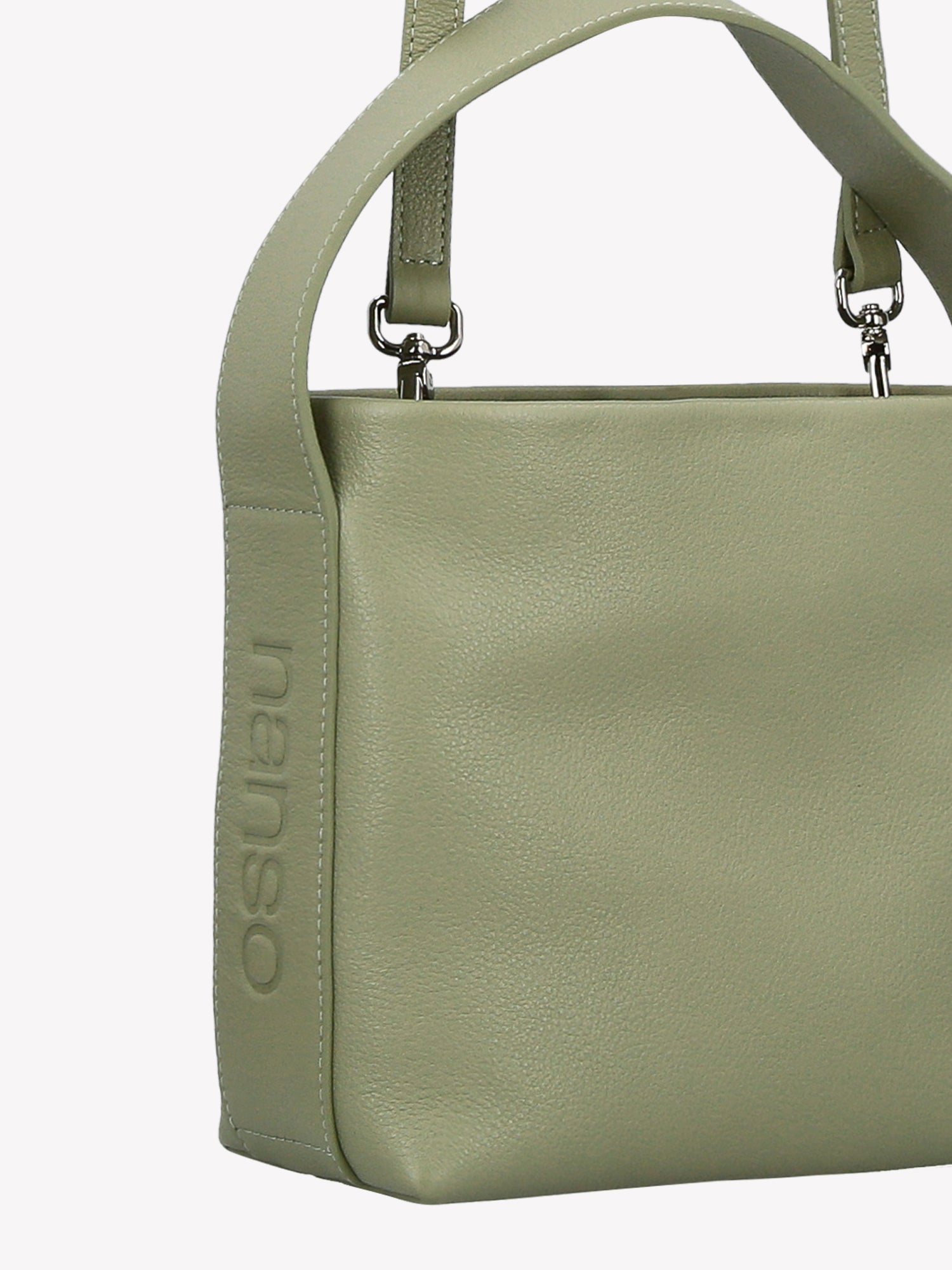 Nanson tyylikäs vaaleanvihreä MINI OLKA - nahkalaukku. Upea olkalaukku hurmaa arjessa monikäyttöisyydellään. Nahkalaukussa on sekä kantohihna että irrotettava ja säädettävä olkahihna. Tuotekuvassa viistosti sivusta, nanso - logo näkyy.