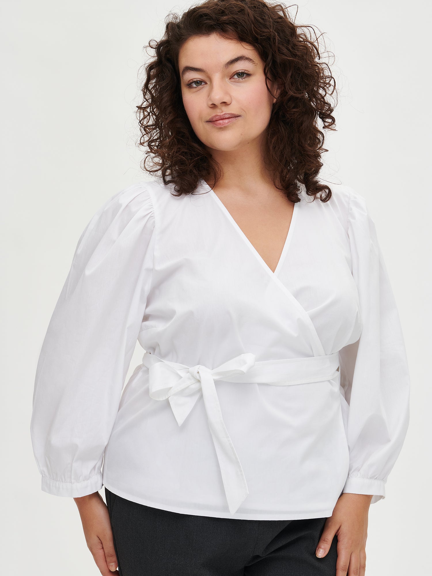 Nanson naisten kaunis valkoinen Tilda-kietaisupusero koossa 46 mallin päällä.