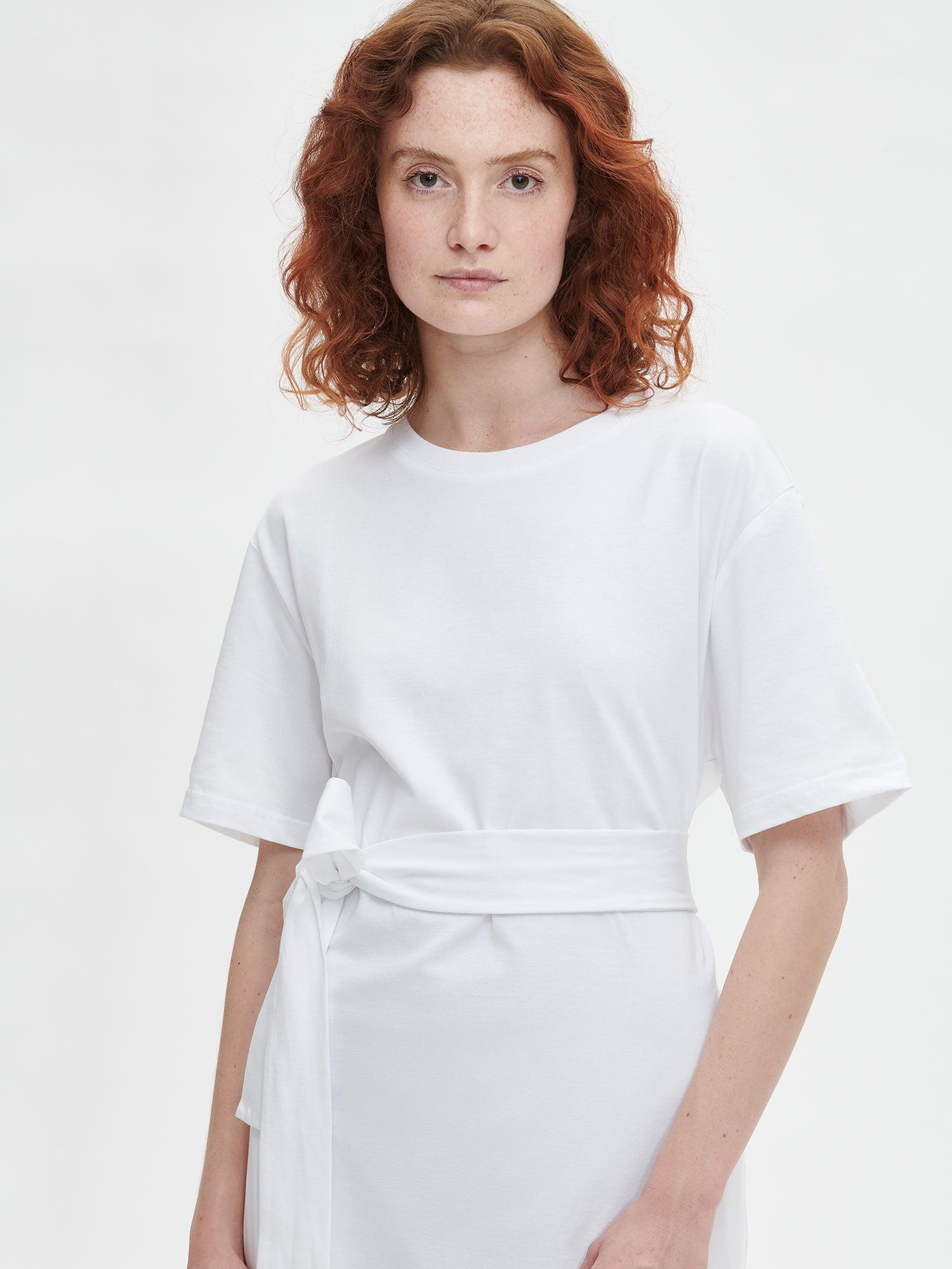 Nanson naisten tyylikäs valkoinen Kieppi-paitamekko vyöllä edestä lähikuvassa
