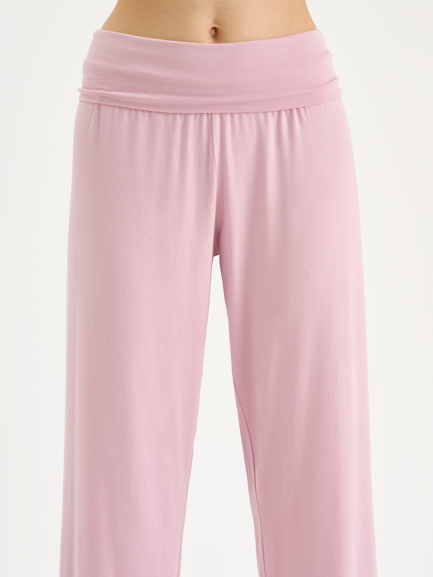 Naisten pehmeät Pitsi-housut vaaleanpunaisessa sävyssä mallin päällä lähikuvassa