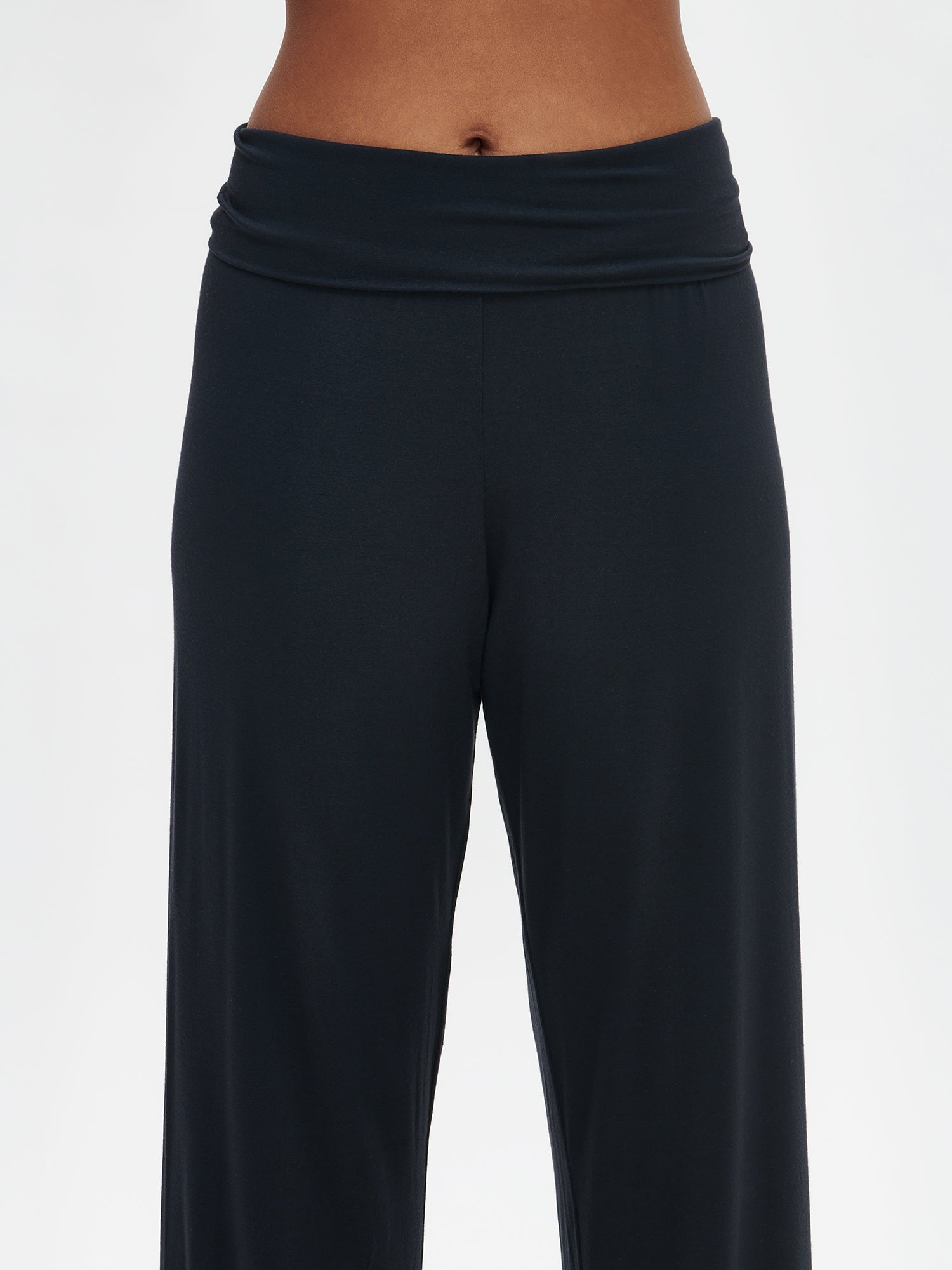 Nanson naisten ylellisen pehmeät mustat 7/8 mittaiset Pitsi-housut lahkeen mallin päällä lähikuvassa.