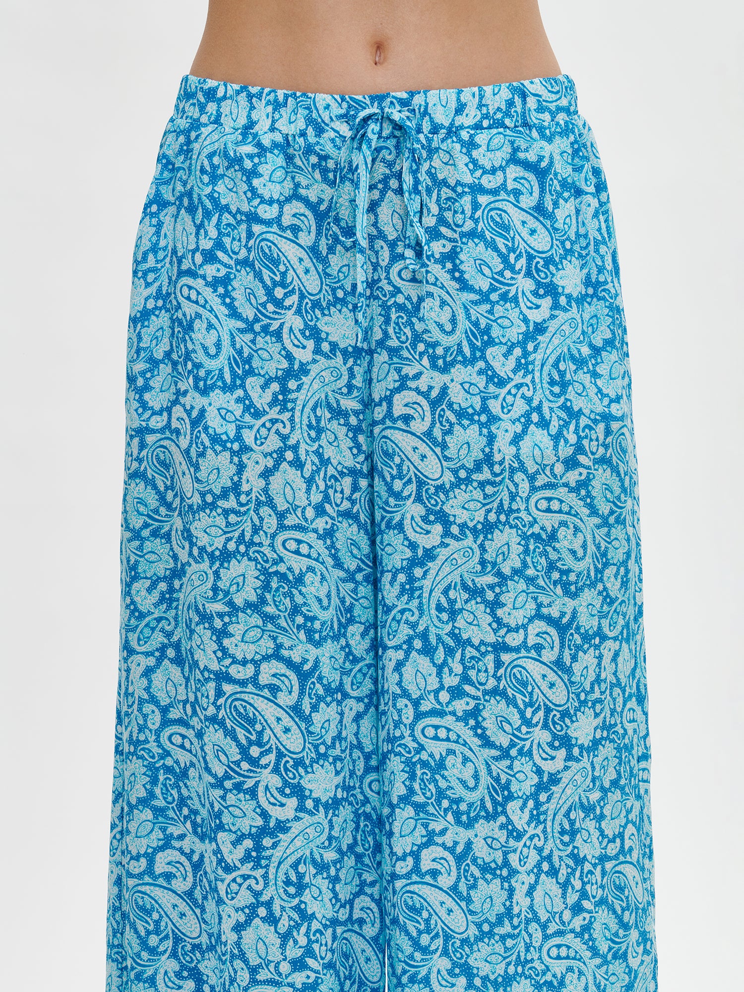 Nanson naisten kuosilliset siniset Korfu-housut sivutaskuilla ja joustavalla vyötäröllä.