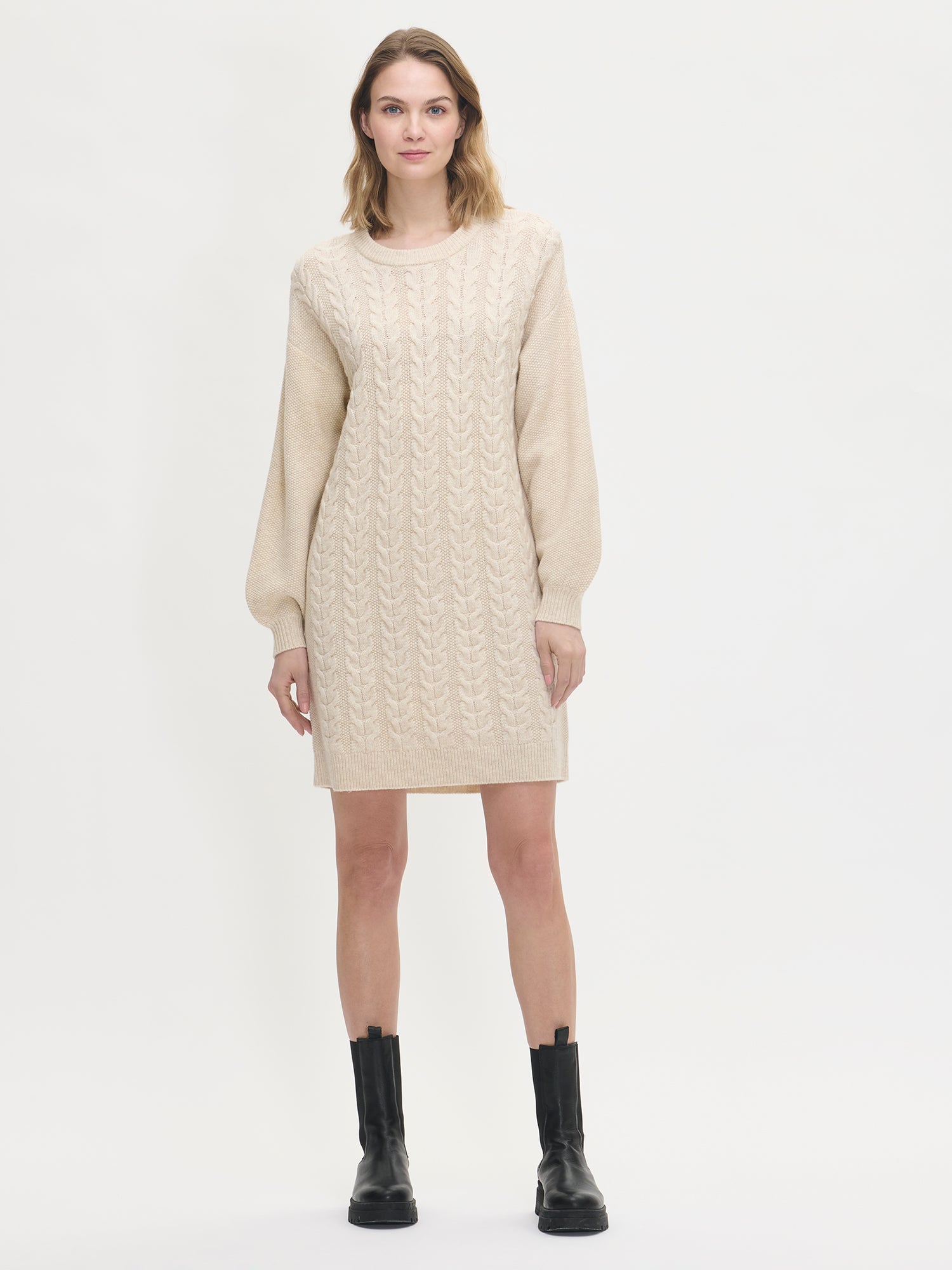 Naisten muhkea beige Palmikko-neulemekko mallin päällä