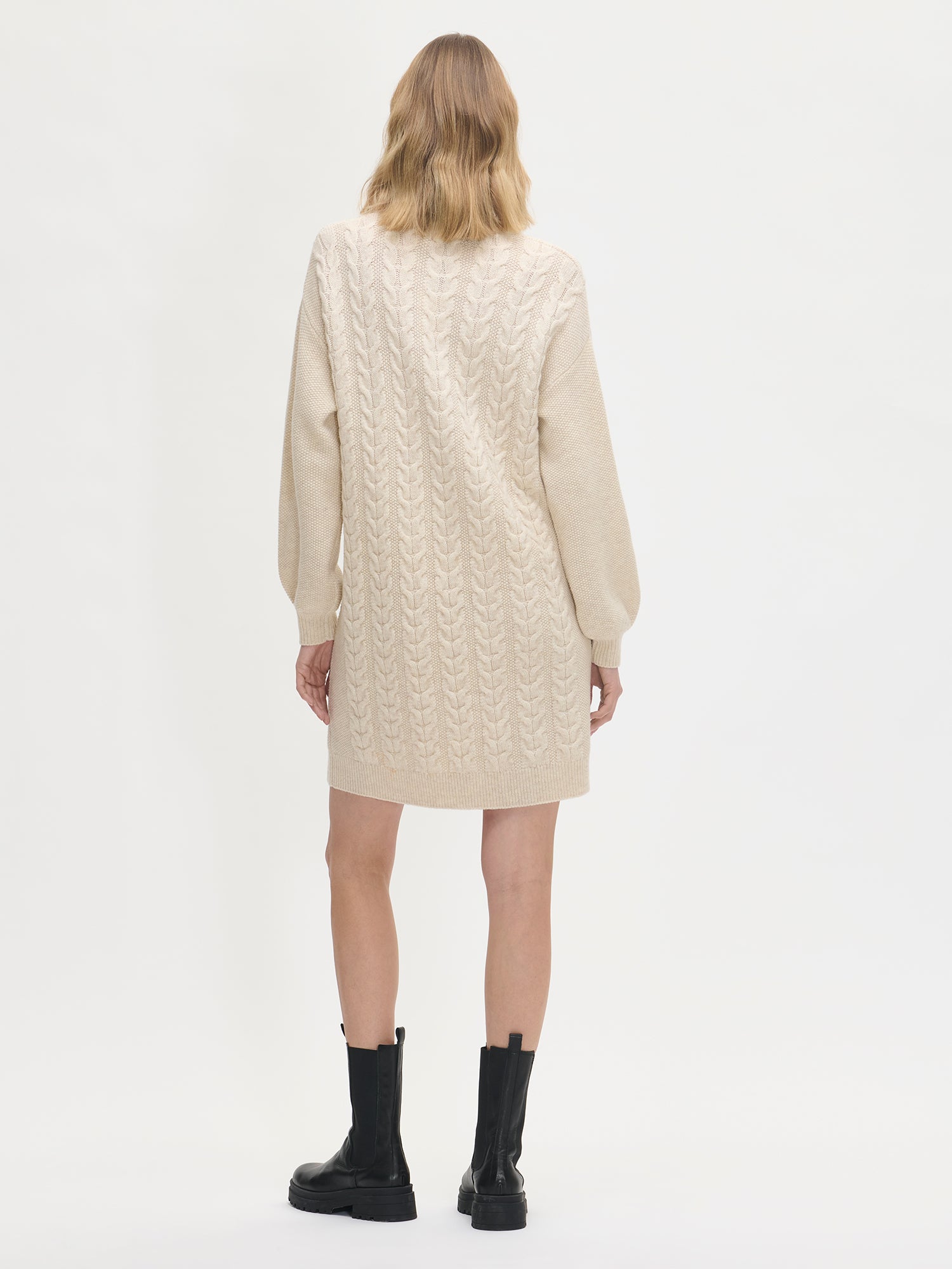 Naisten muhkea beige Palmikko-neulemekko takaa mallin päällä 