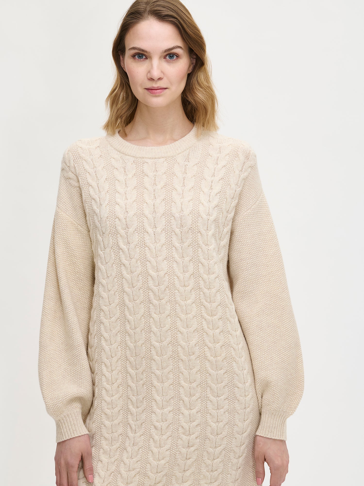 Naisten muhkea beige Palmikko-neulemekko mallin päällä