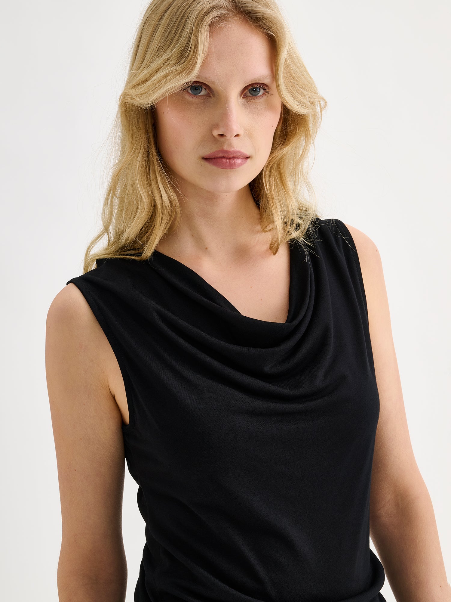 Nanson naisten tyylikäs musta Vivian-toppi mallin päällä lähikuvassa.
