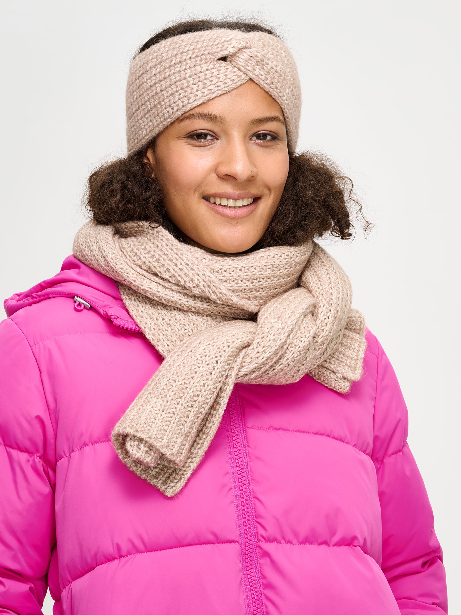 Muhkea HUURRE asustesetti sisältää kaulahuivin, lapaset ja pannan beigenä. Upea setti sopii vaikka lahjaksi lämmittämään talven viimoilta.  Kuvassa panta ja kaulahuivi mallin päällä.