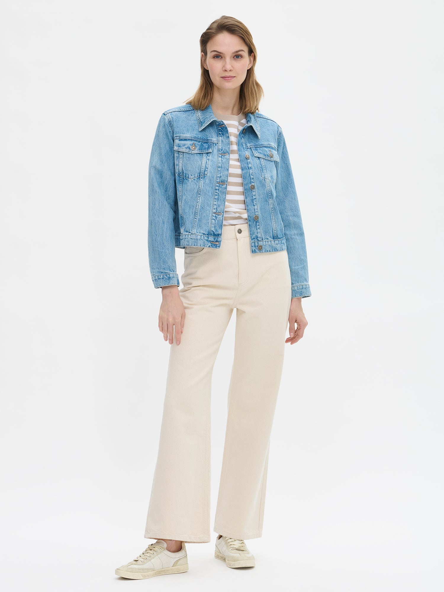 Nanson naisten klassisen vaaleansininen Denim- farkkutakki mallin päällä vaaleiden farkkujen kanssa.