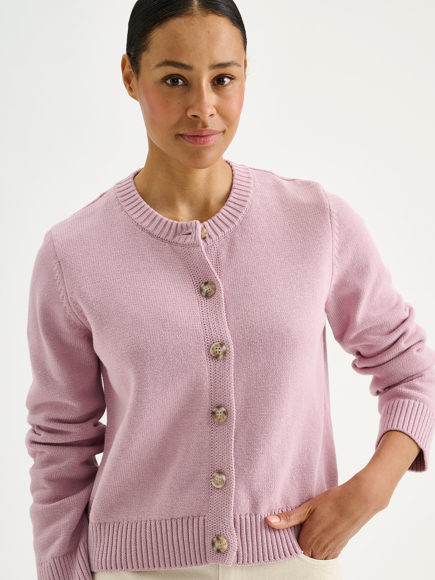 Nanson naisten pitkähihainen ja suoralinjainen roosa Mira-neuletakki mallin päällä lähikuvassa.