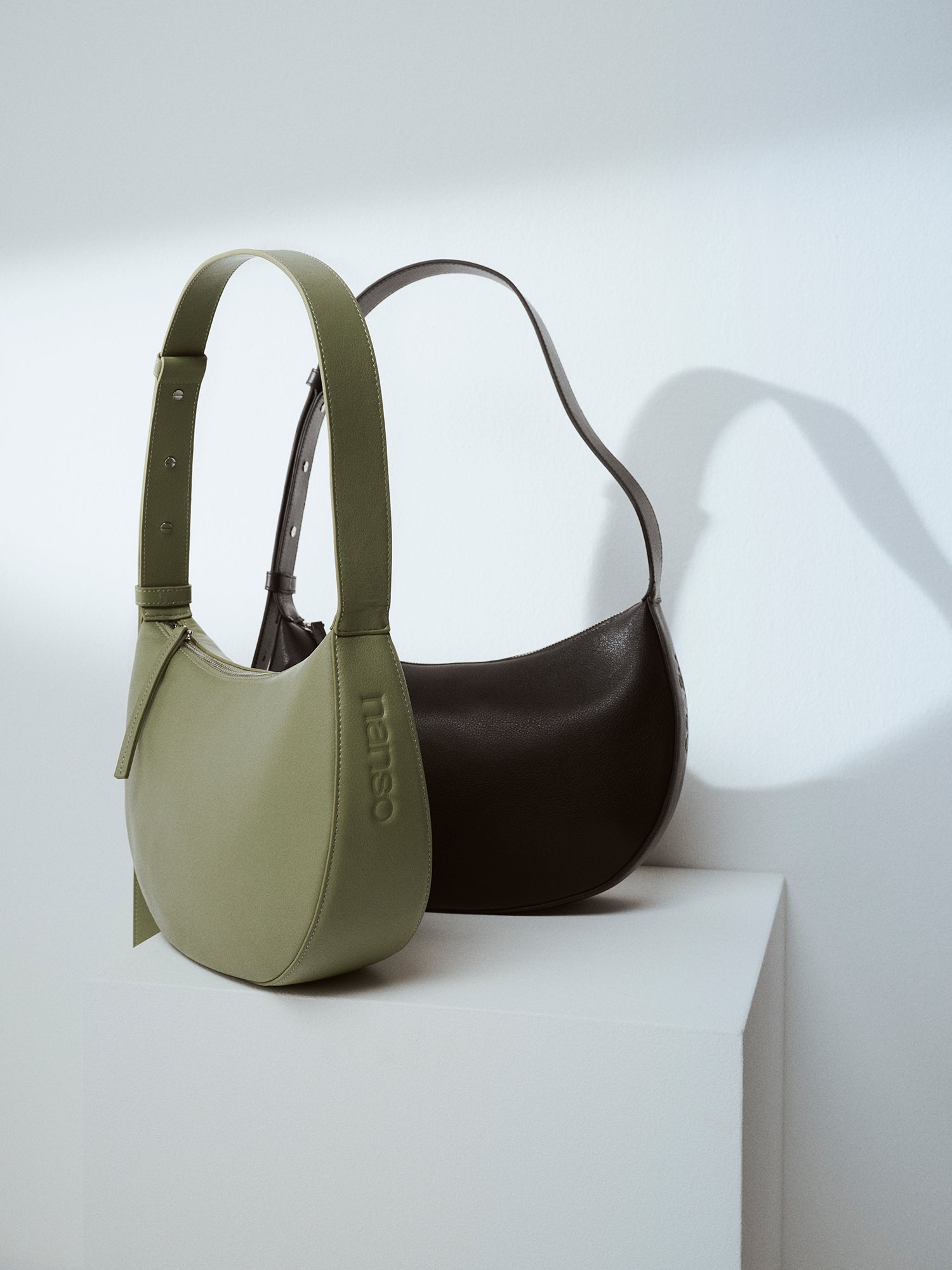 Tyylikäs ja trendikäs puolikuun mallinen musta OLKA KUU - nahkalaukku. Laukussa on olalle sopiva kantohihna ja logo nahan pinnassa. Vuoritetussa laukussa on päällä metallinen vetoketju. Brändikuvassa musta ja vaaleanvihreä OLKA KUU laukku.