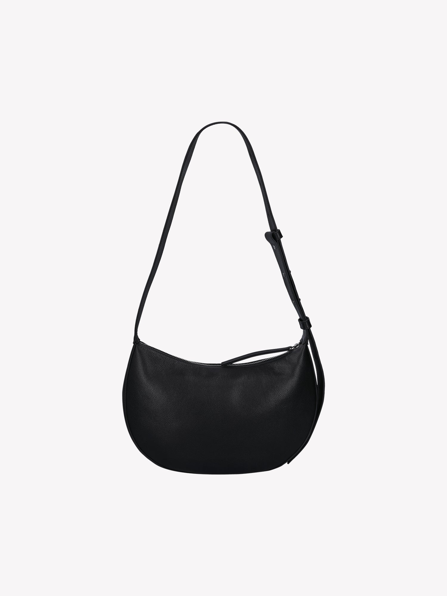 Tyylikäs ja trendikäs puolikuun mallinen musta OLKA KUU - nahkalaukku. Laukussa on olalle sopiva kantohihna ja logo nahan pinnassa. Vuoritetussa laukussa on päällä metallinen vetoketju. Tuotekuva mustasta laukusta.