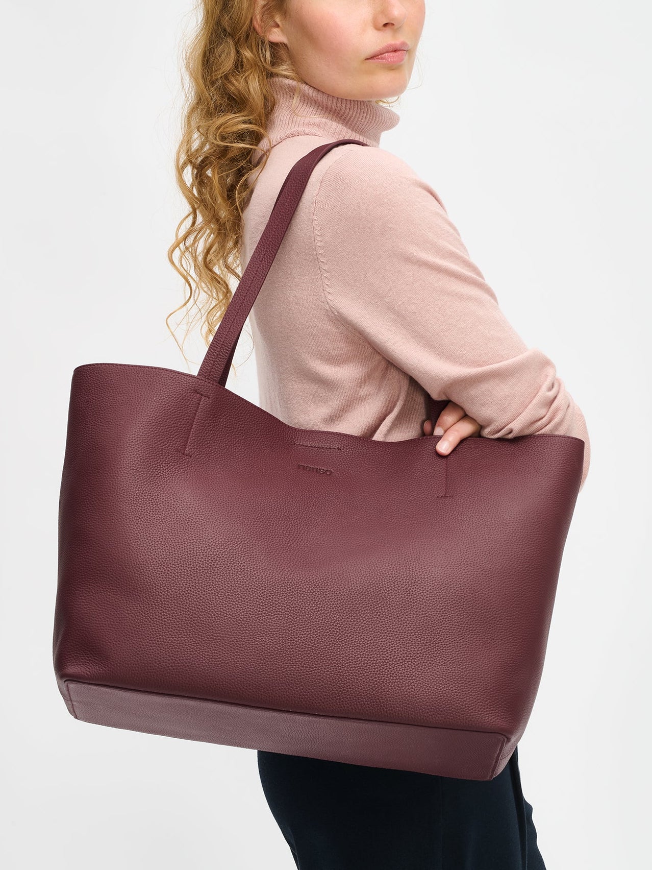 Nanson tyylikäs tumma viininpunainen tote bag-tyylinen Maxi Naru- nahkalaukku mallilla.