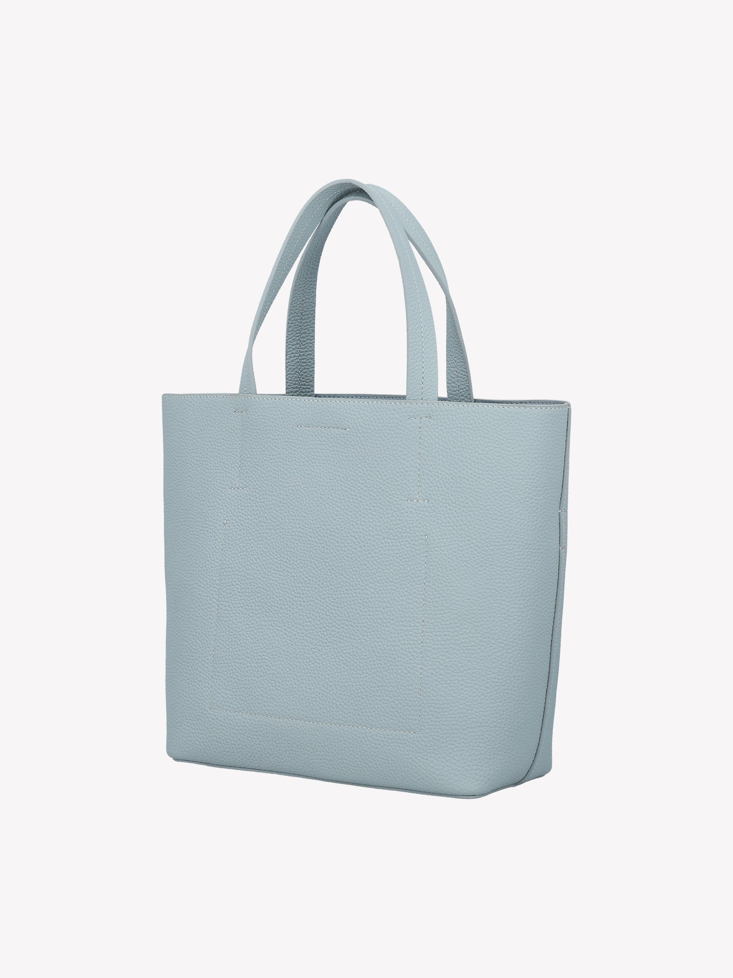 Nanson tyylikäs vaaleansininen Naru Tote- nahkalaukku. Naru Tote -nahkalaukussa on sekä lyhyemmät kantohihnat että pidempi irrotettava ja säädettävä olkahihna. Tuote on valmistettu sertifioidusta nahasta. Tuotekuva takaa ilman crossbody -hihnaa.