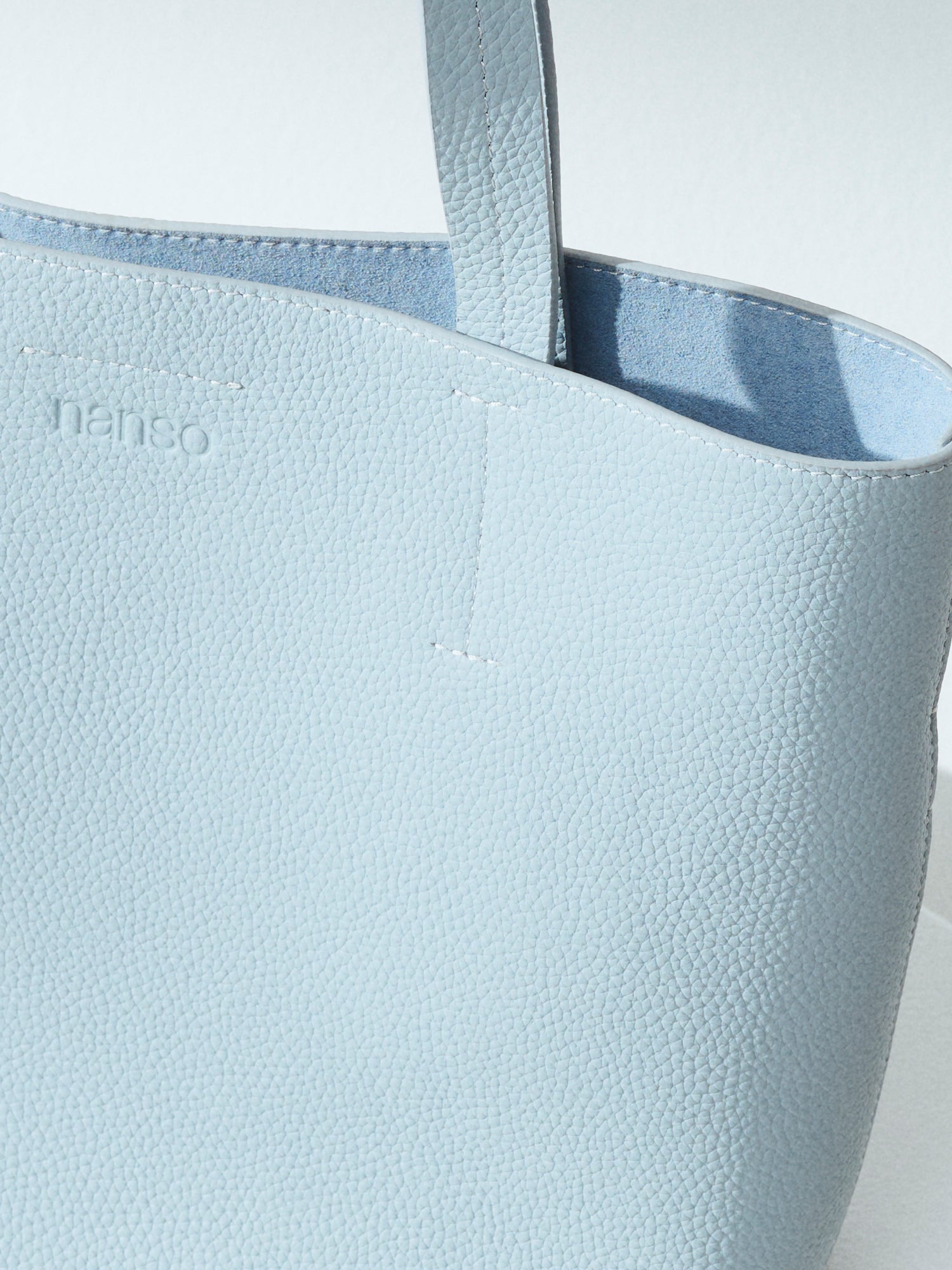 Nanson tyylikäs vaaleansininen Naru Tote- nahkalaukku. Tuote on valmistettu sertifioidusta nahasta. Lähikuva materiaalista.