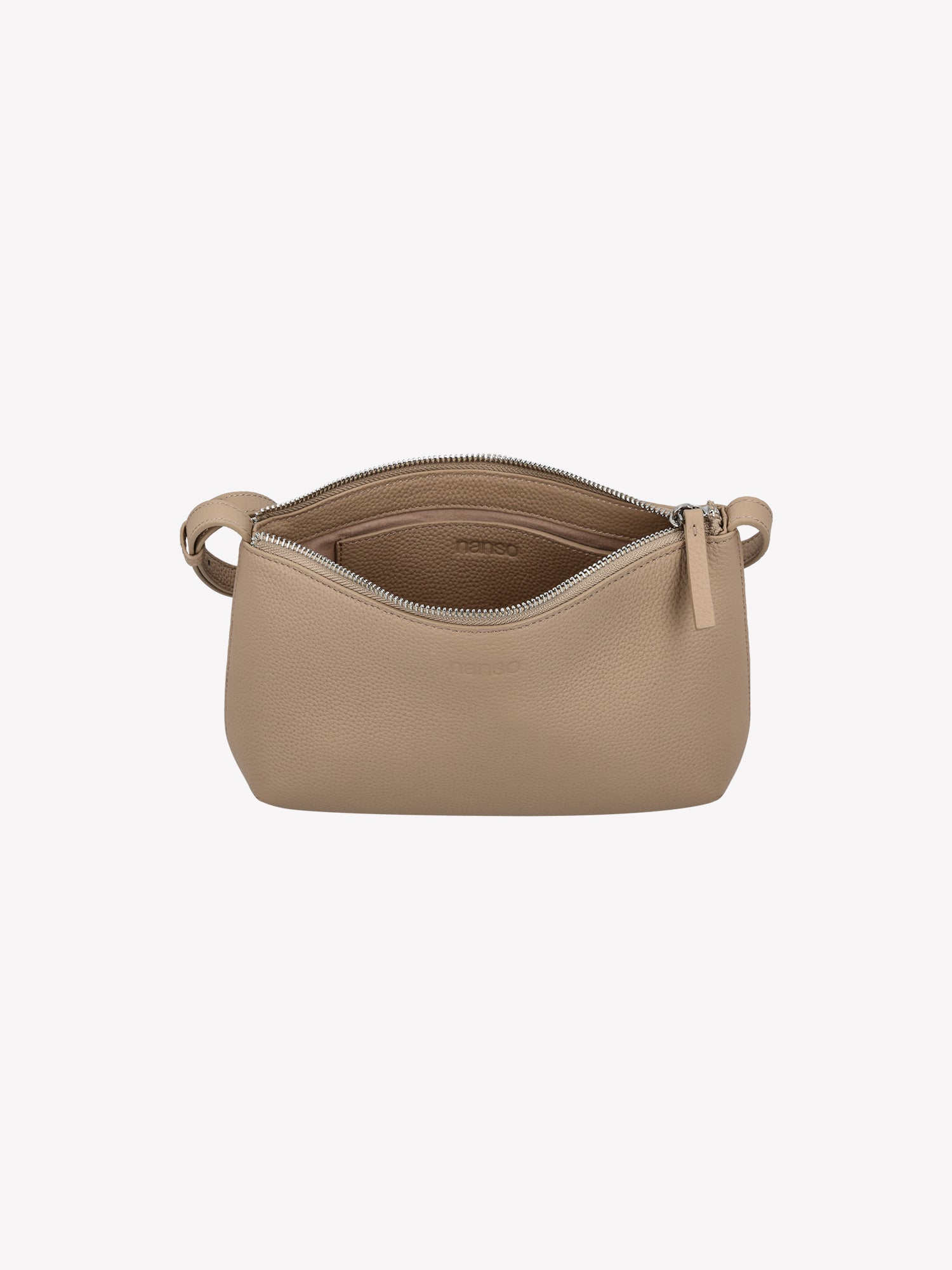 Nanson tyylikäs vaalean beige Naru- olkalaukku. Upea ja käytännöllinen crossbody- tyylinen nahkalaukku arkeen ja juhlaan. Nahkalaukussa on pitkä säädettävä olkahihna ja vetoketju kiinnitys. Tuote on valmistettu sertifioidusta nahasta. Tuotekuva ylhäältä, näkymä laukkuun sisälle.