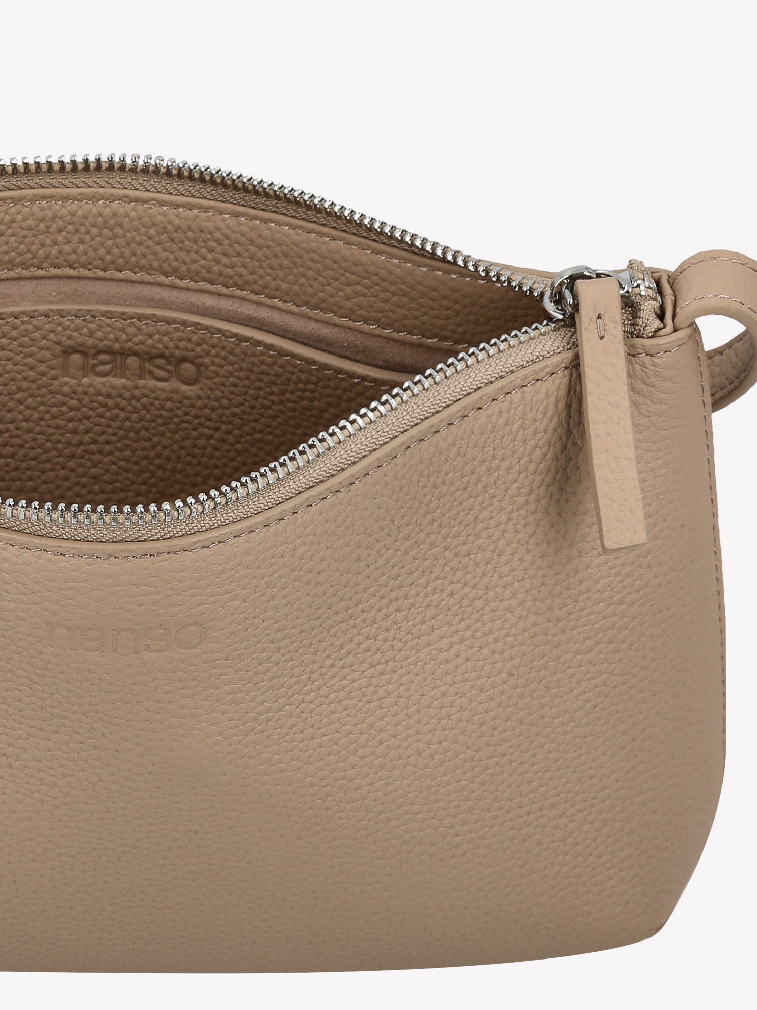 Nanson tyylikäs vaalean beige Naru- olkalaukku. Upea ja käytännöllinen crossbody- tyylinen nahkalaukku arkeen ja juhlaan. Nahkalaukussa on pitkä säädettävä olkahihna ja vetoketju kiinnitys. Tuote on valmistettu sertifioidusta nahasta. Tuotekuva ylhäältä, näkymä laukkuun sisälle.