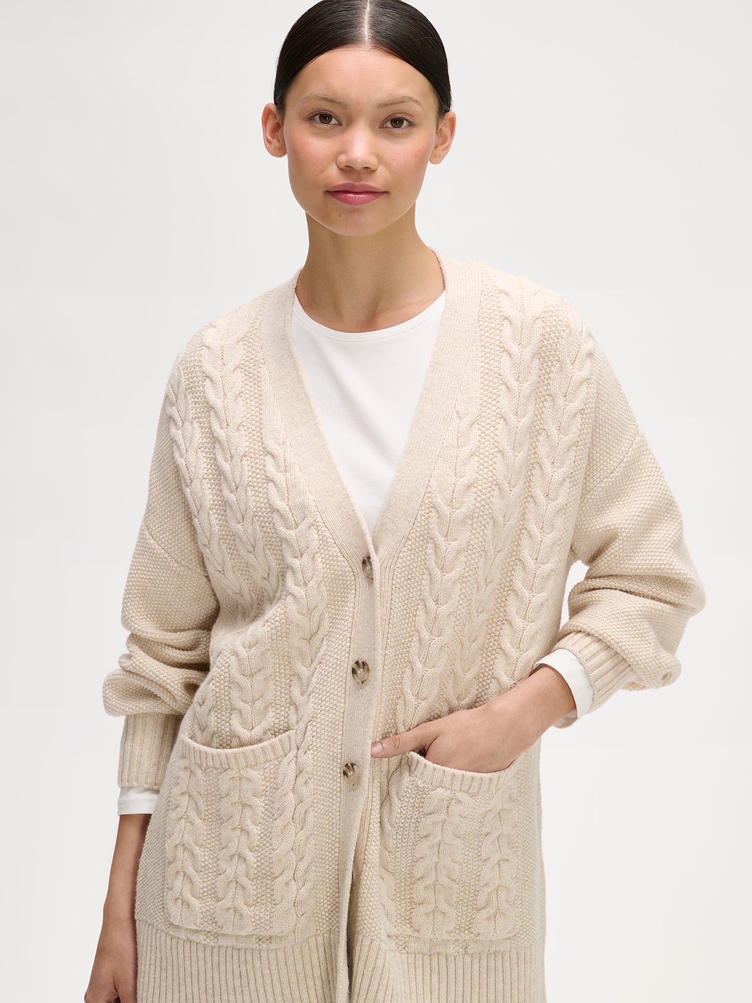Naisten beige lämmin Palmikko-neuletakki mallin päällä