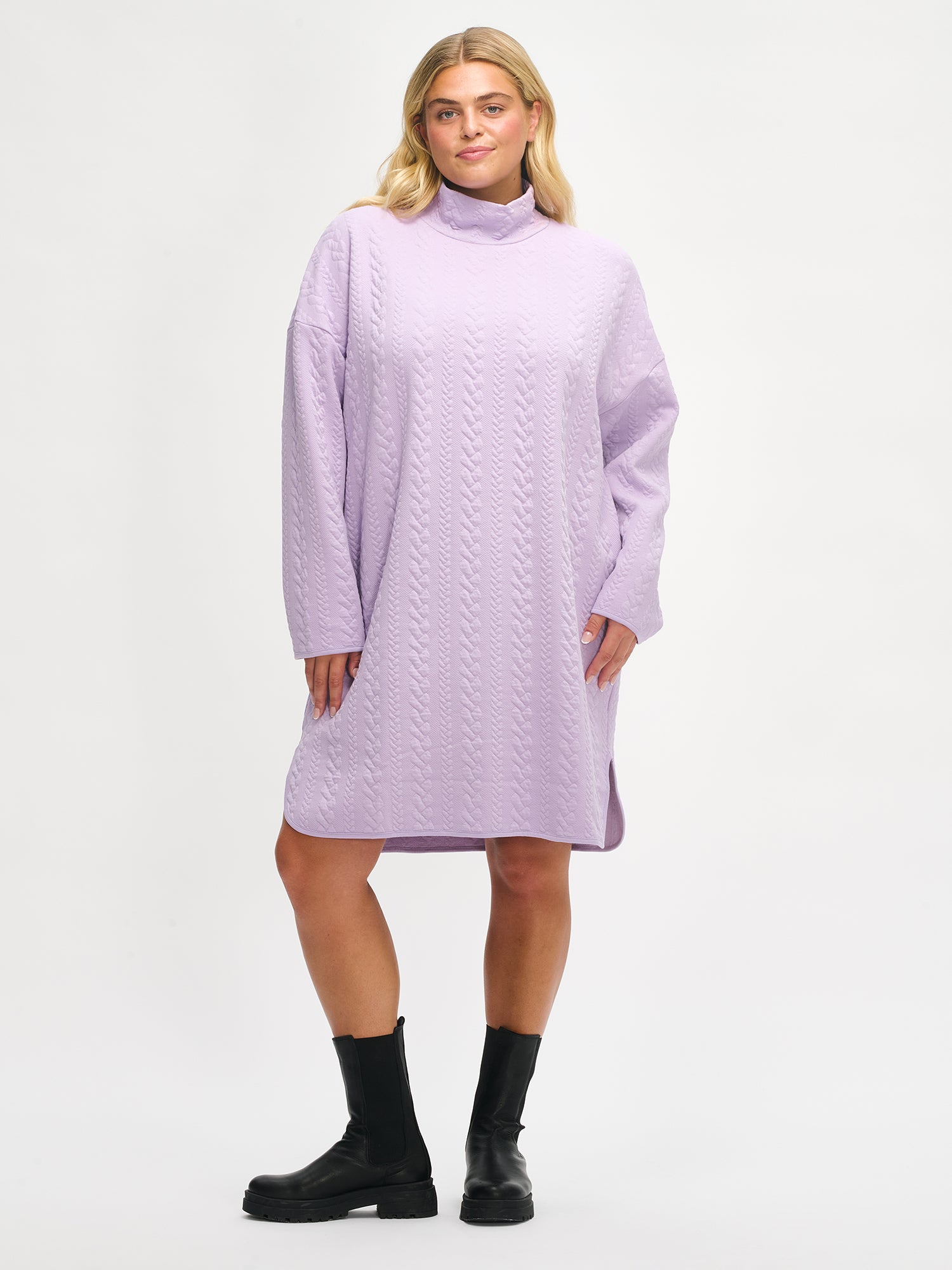 Naisten mukava lila Letti-mekko poolokauluksella mallin päällä koossa XL. 