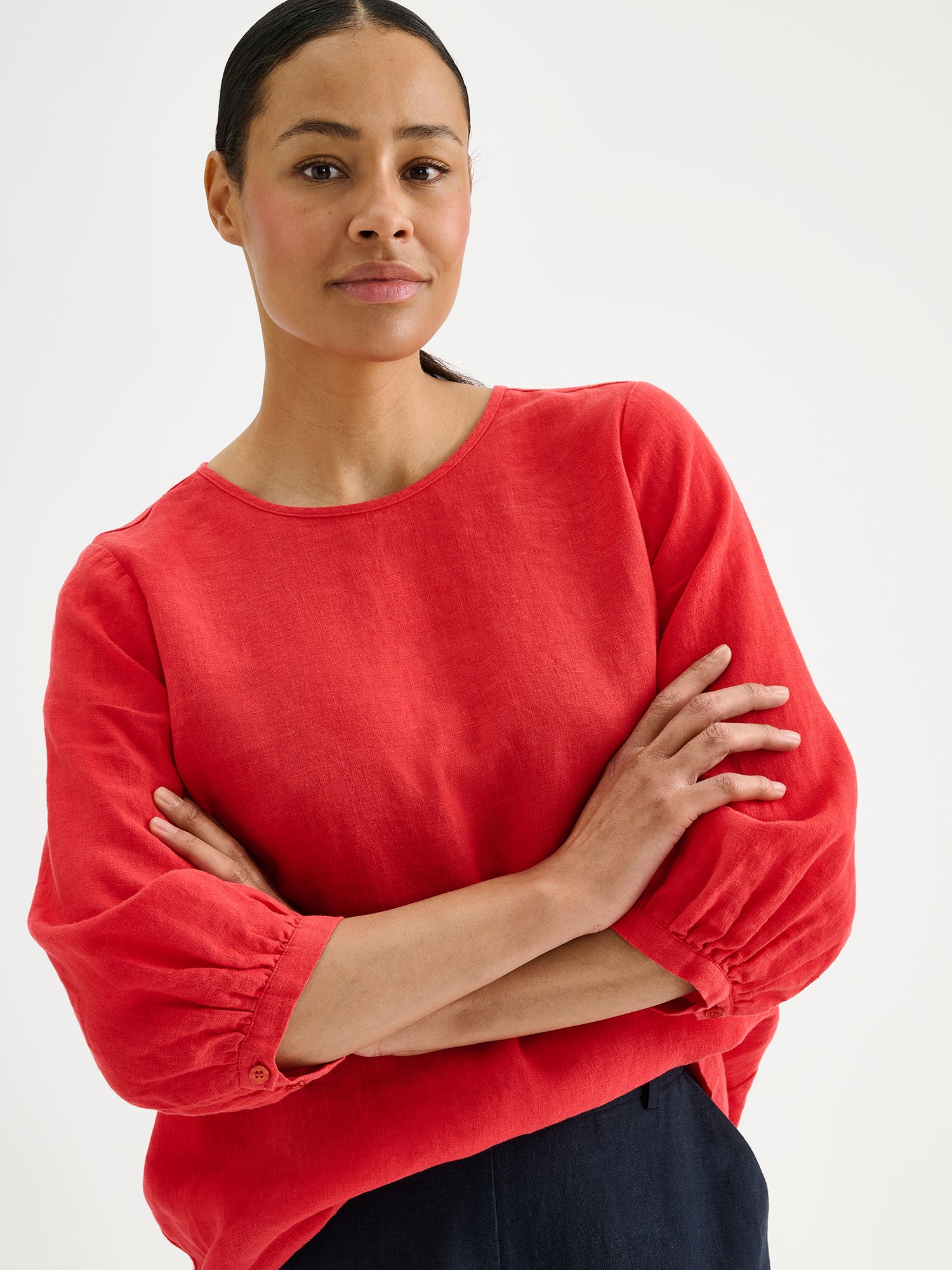 Nanson naisten kaunis punainen Saralia-pellavapusero mallin päällä lähikuvassa.