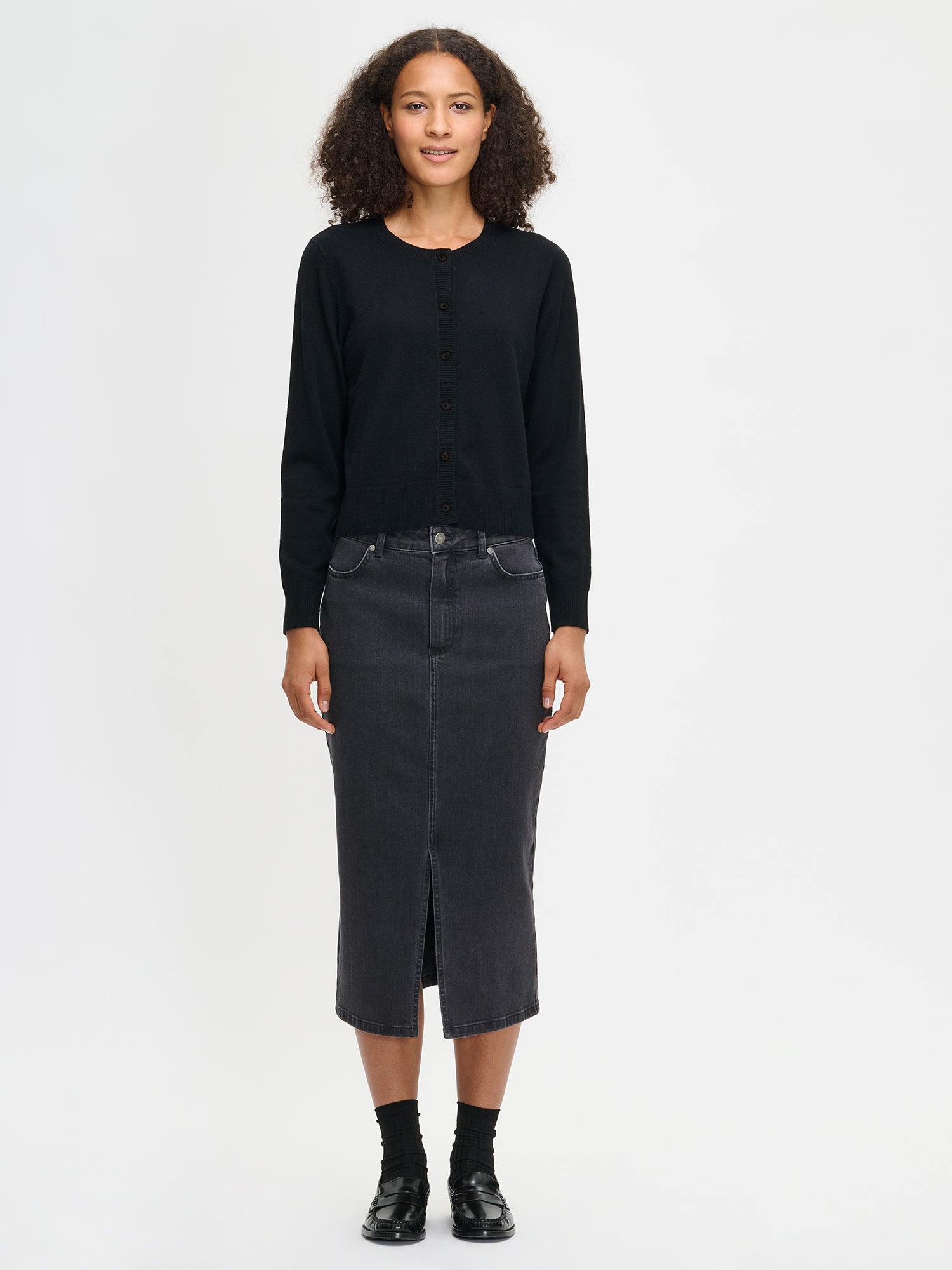 Naisten musta pitkähihainen Villis-neuletakki edestä