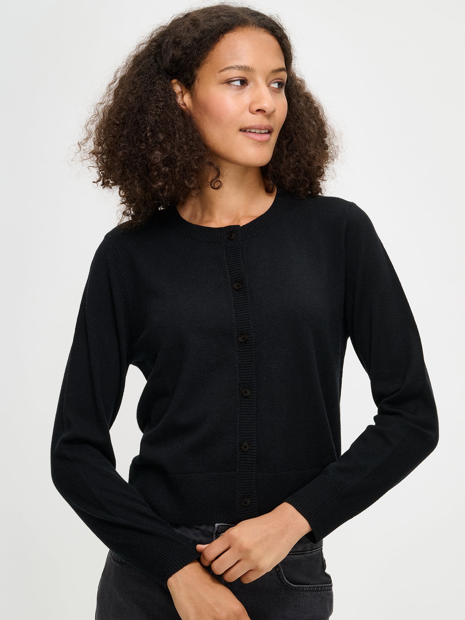 Naisten musta pitkähihainen Villis-neuletakki mallilla