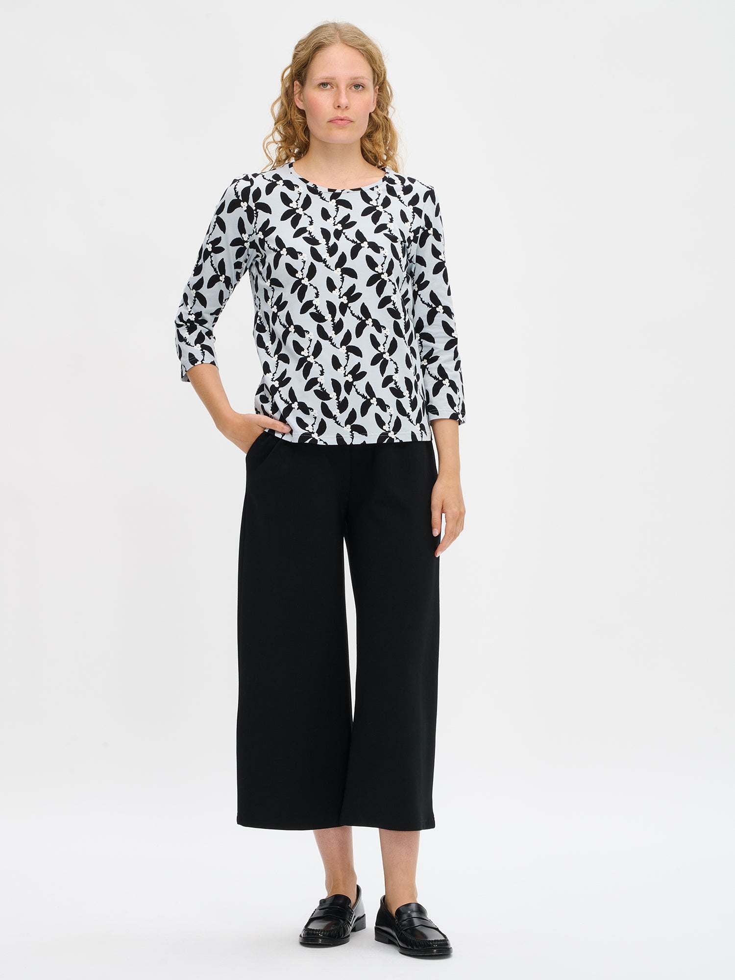 Nanso naisten Vieno-pusero harmaalla kuosilla, pyöreä pääntie ja 3/4-hihat, edestä