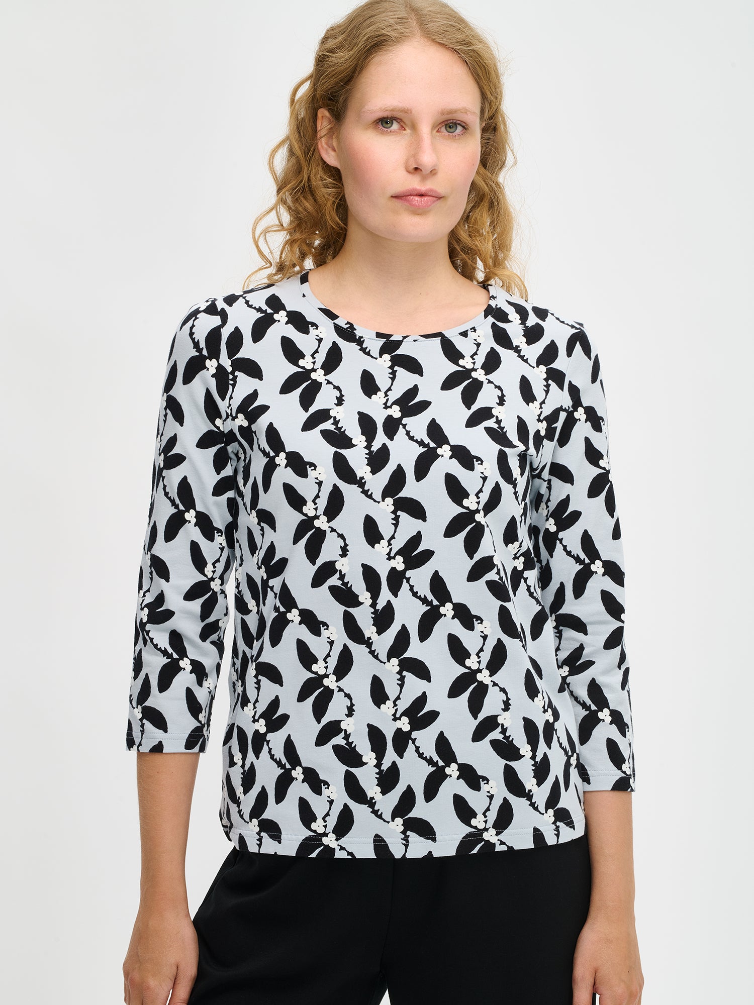 Nanso naisten Vieno-pusero harmaalla kuosilla, pyöreä pääntie ja 3/4-hihat, lähikuvassa