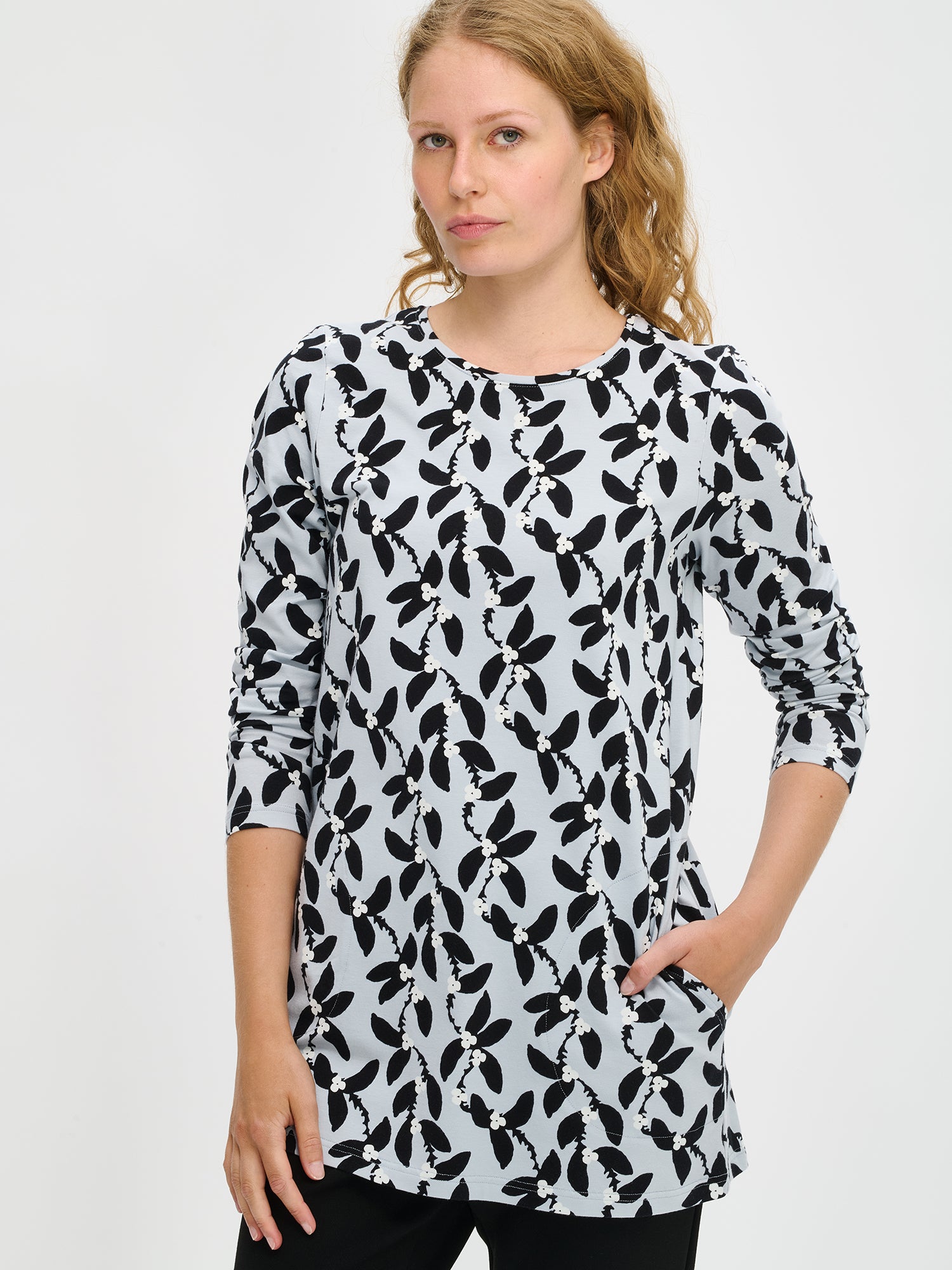 Naisten harmaa kuosillinen Vieno-tunika Nansolta, lähikuvassa