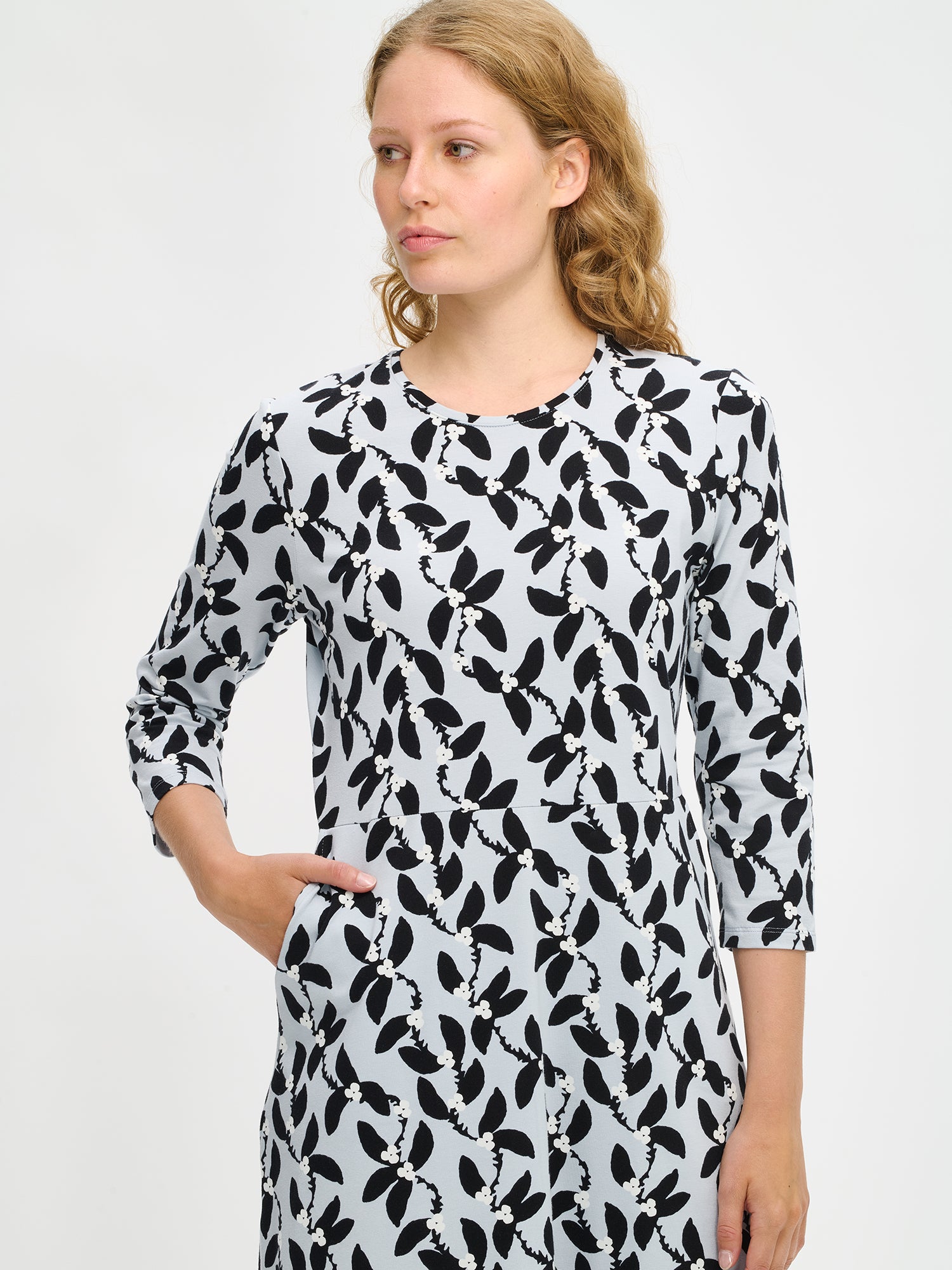 Naisten kuosillinen harmaa Vieno-mekko, lähikuvassa