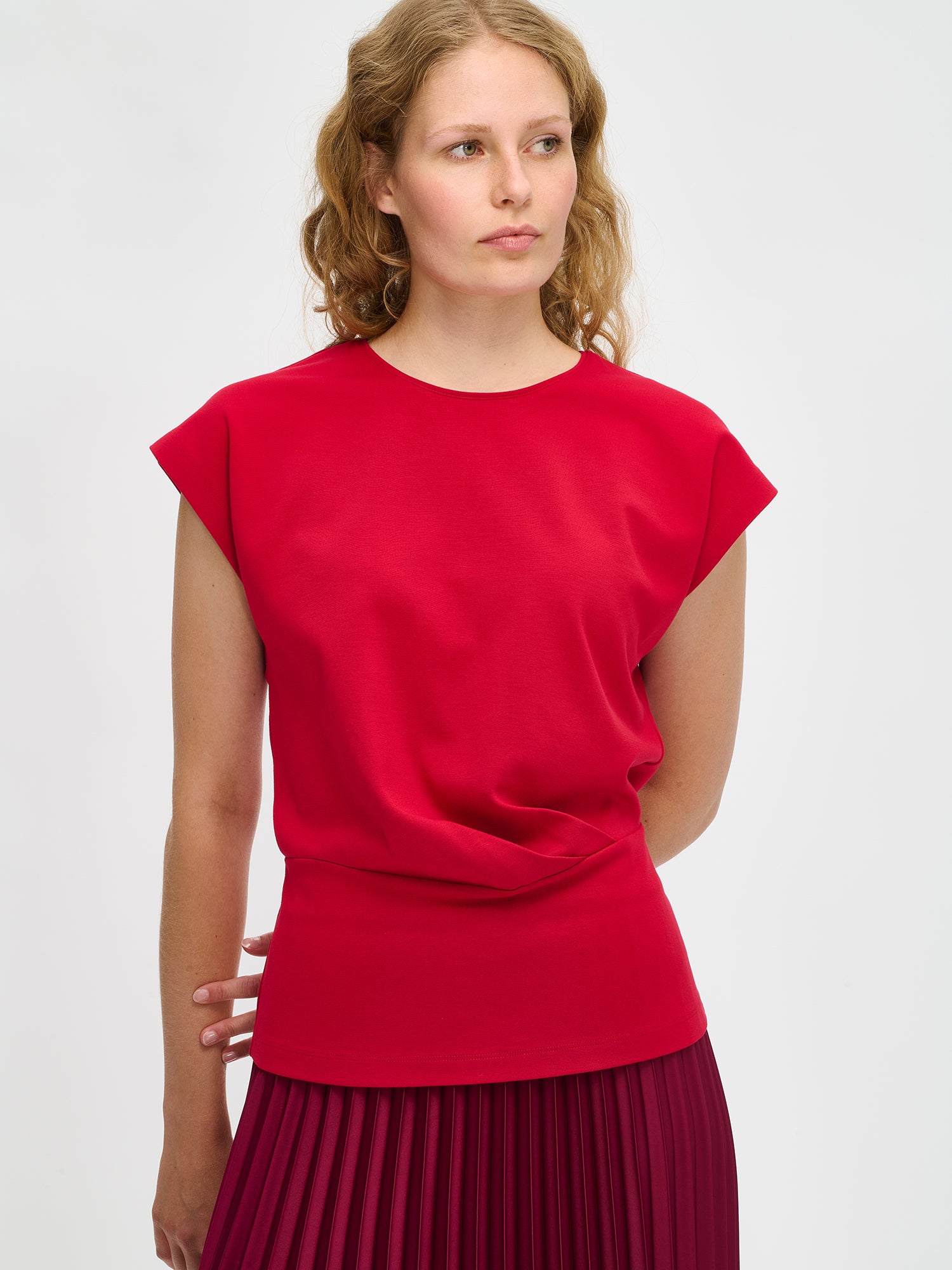 Nanson ajaton punainen Elegia-paita naisille, koossa S lähikuvassa