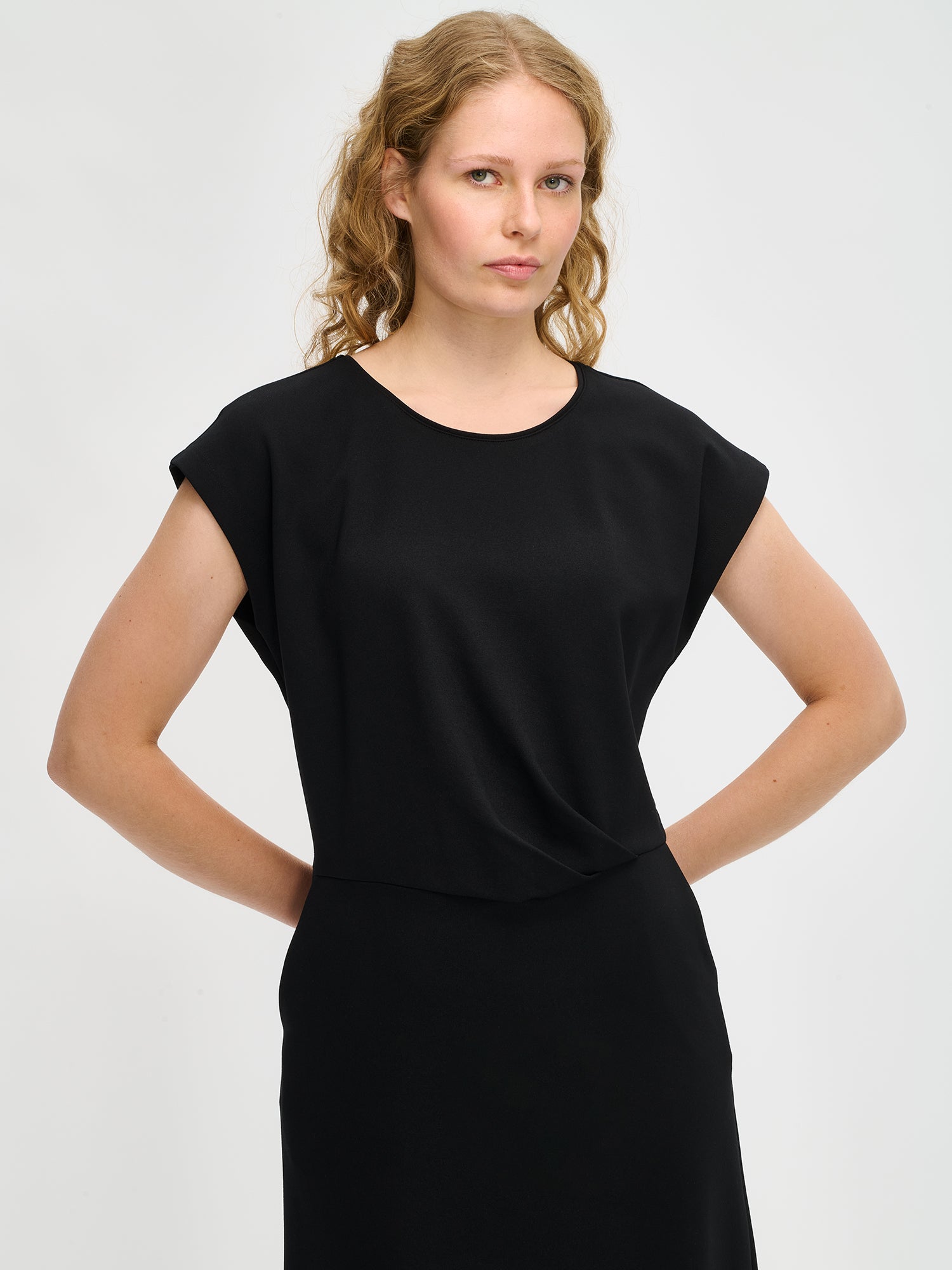 Nanson ajaton musta Elegia-mekko naisille lähikuvassa