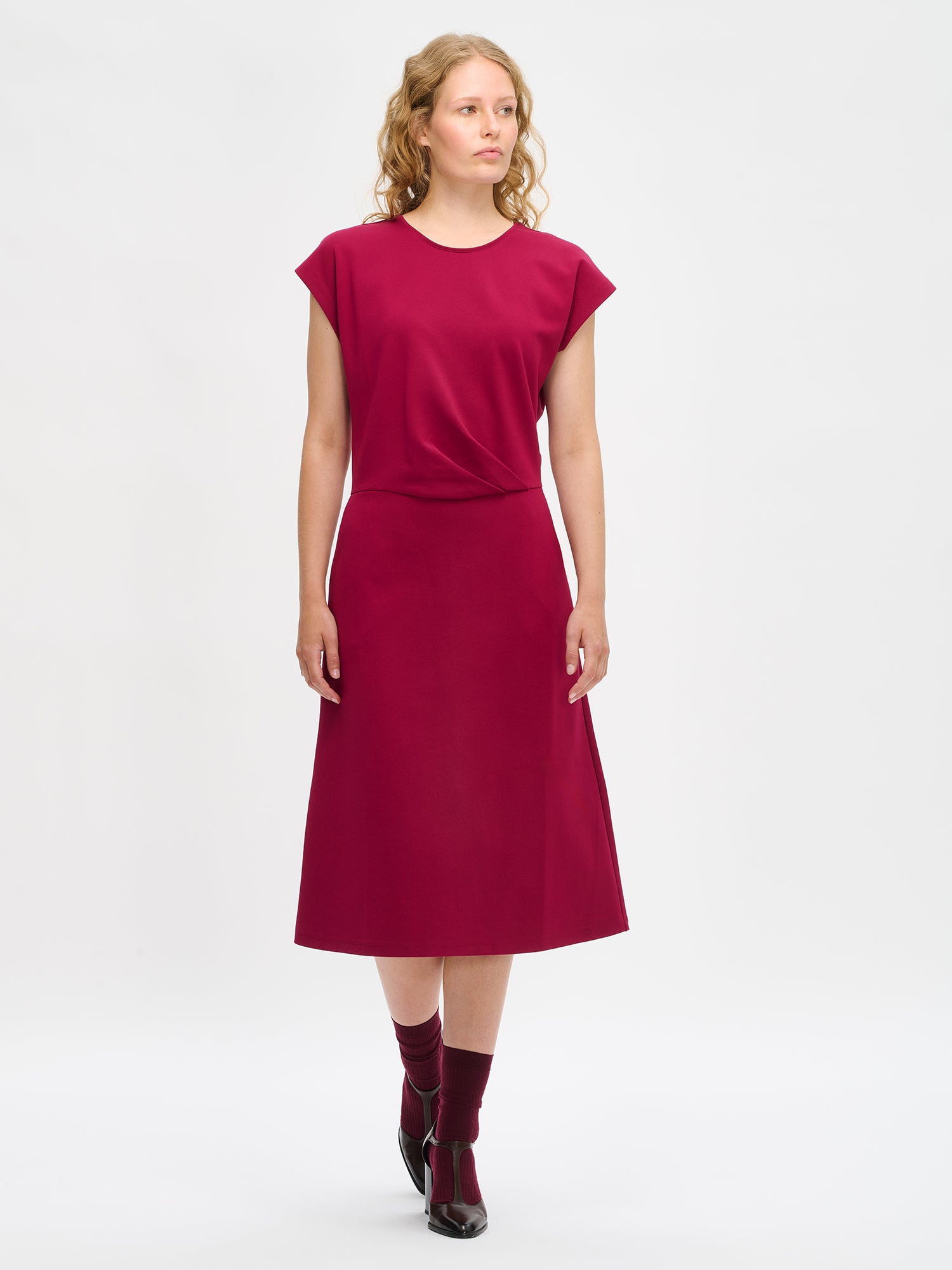 Nanson ajaton viininpunainen Elegia-mekko naisille edestä