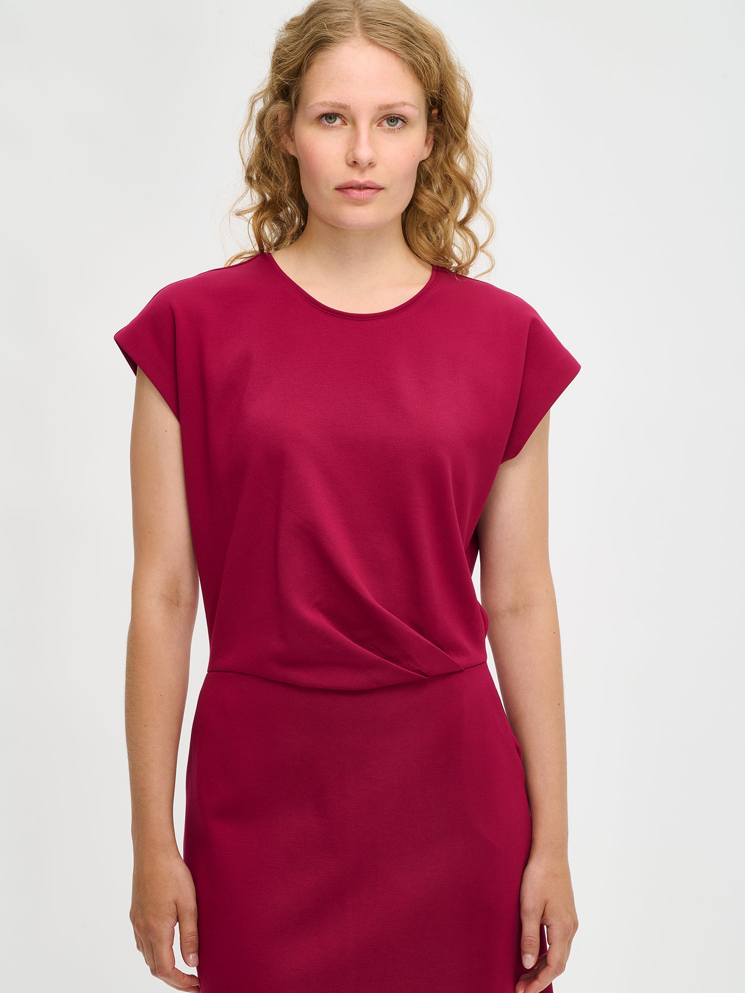 Nanson ajaton viininpunainen Elegia-mekko naisille lähikuvassa