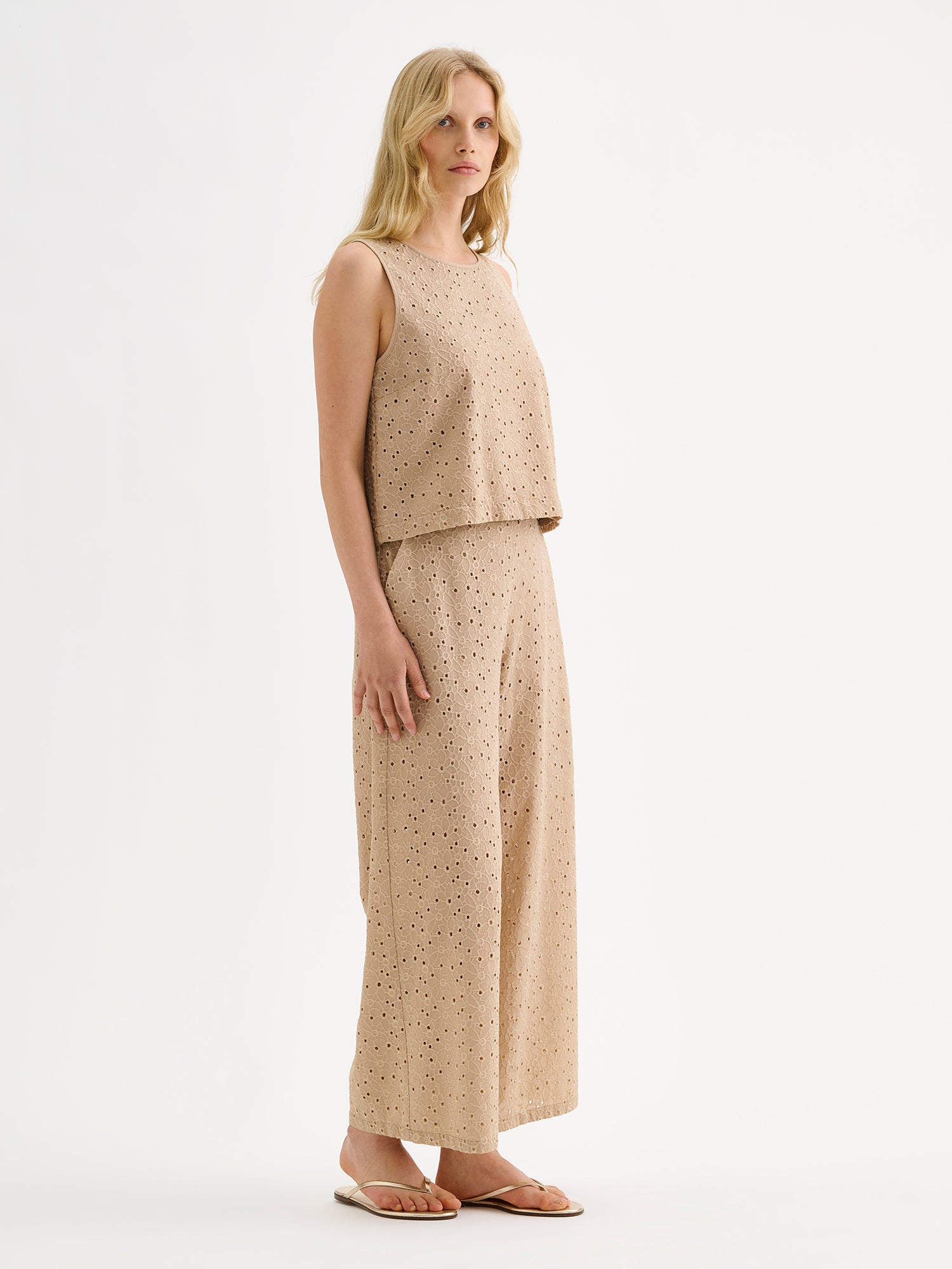 Nanson naisten kaunis beige brodeerattu Nuppu-pusero saman sarjan housujen kanssa vaaleahiuksisen mallin päällä