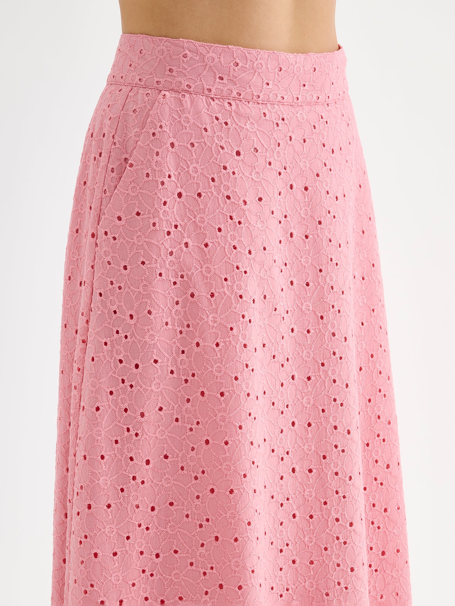 Nanson naisten vaaleanpunainen brodeerattu Nuppu-hame mallin päällä lähikuvassa.