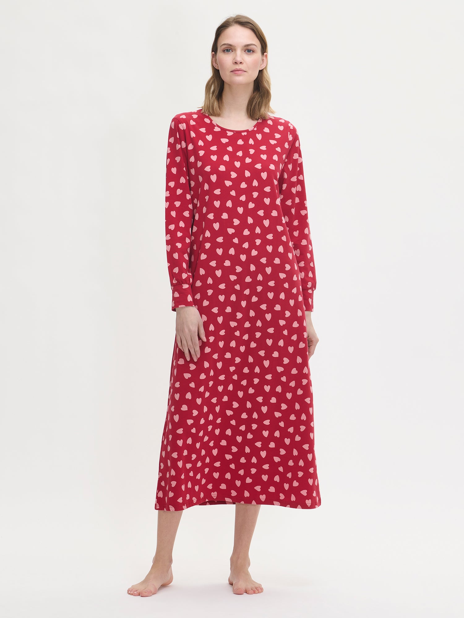 Nanso naisten kuosillinen pitkä Amor-yöpaita pitkillä hihoilla ja pyöreällä pääntiellä, mallin päällä edestä kuvattuna.