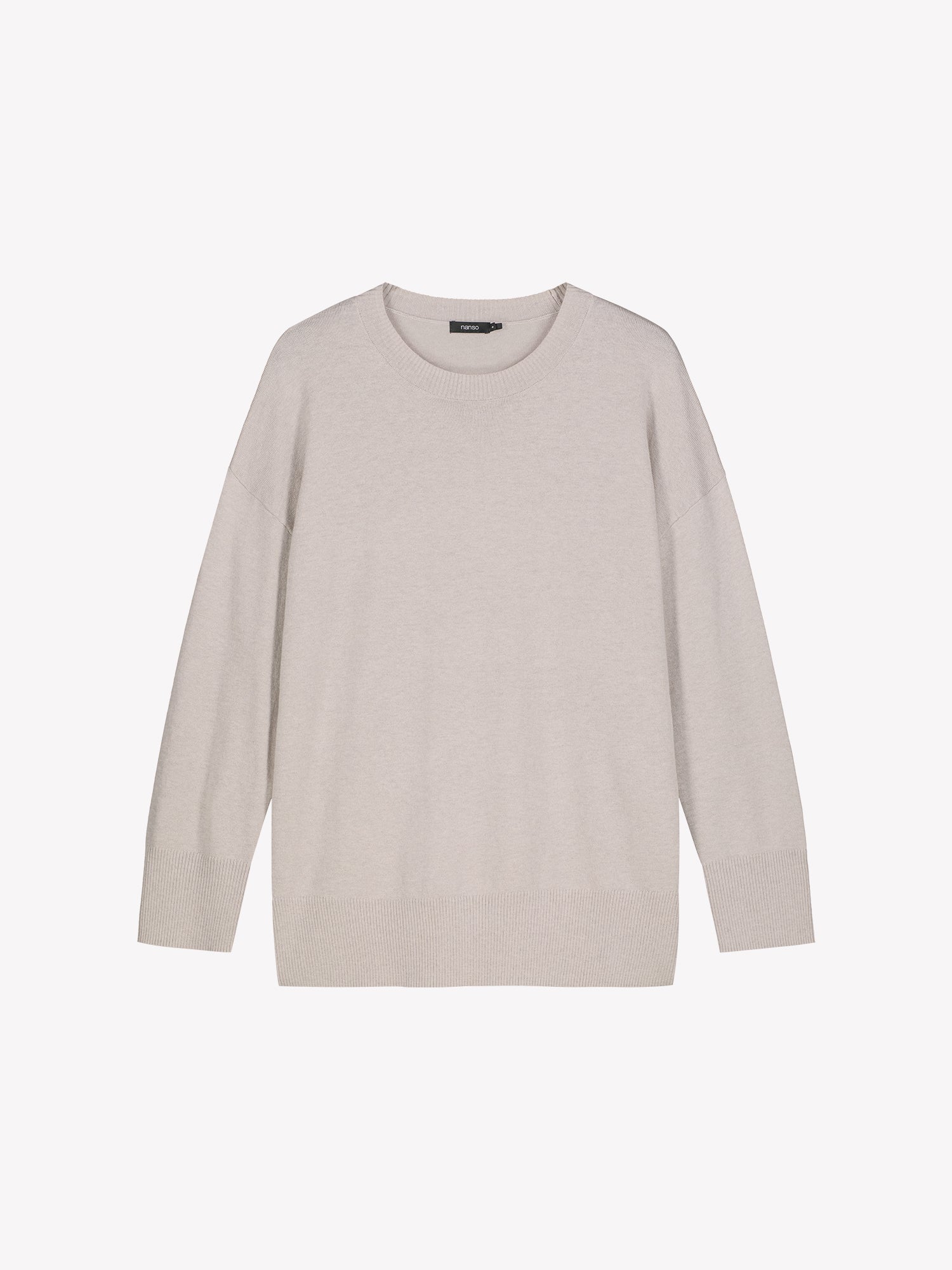 Nanson naisten rento laatikkomallinen harmaanbeige Villis-neulepusero. Neulepuserossa on pyöreä resoripääntie, pudotettu olkalinja ja täyspitkät hihat. Tuotekuva edestä.