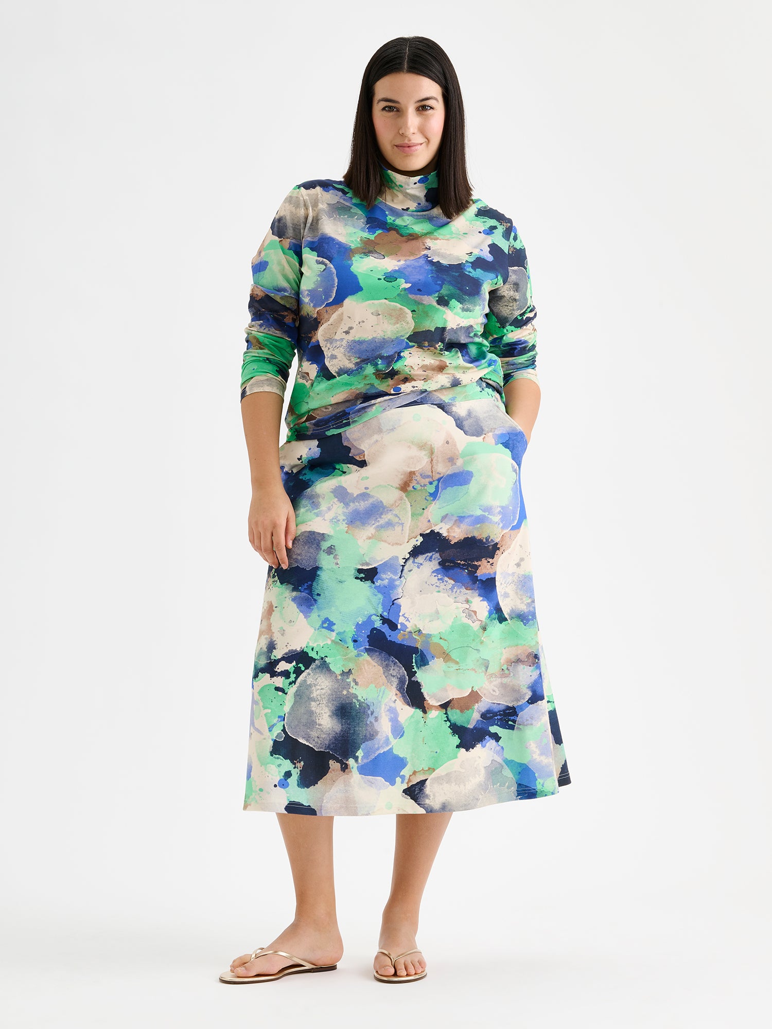 Nanson kuosilliset Sirius -poolo ja -hame mallin päällä