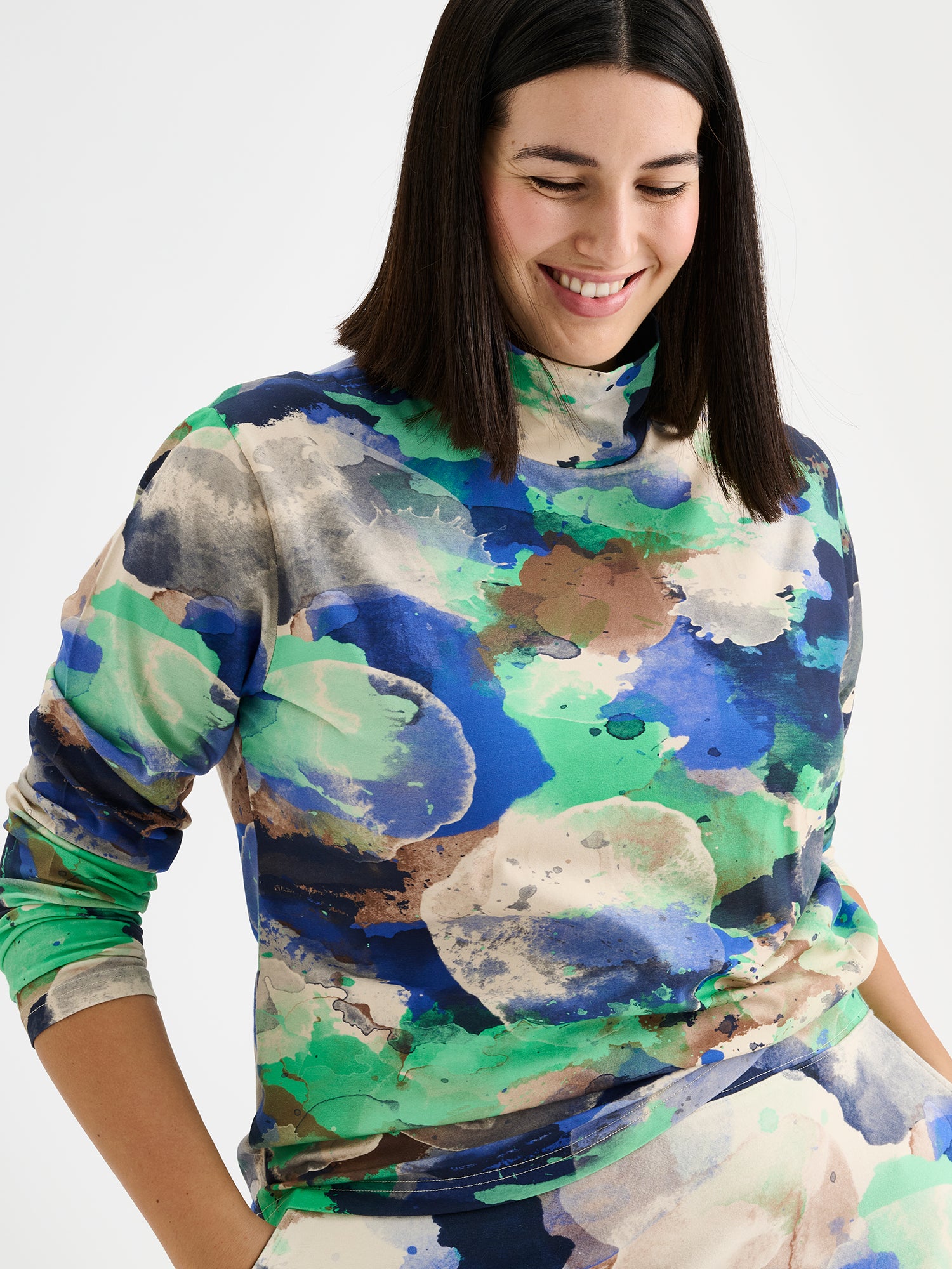 Nanson kuosilliset Sirius -poolo ja -hame mallin päällä, lähikuvassa