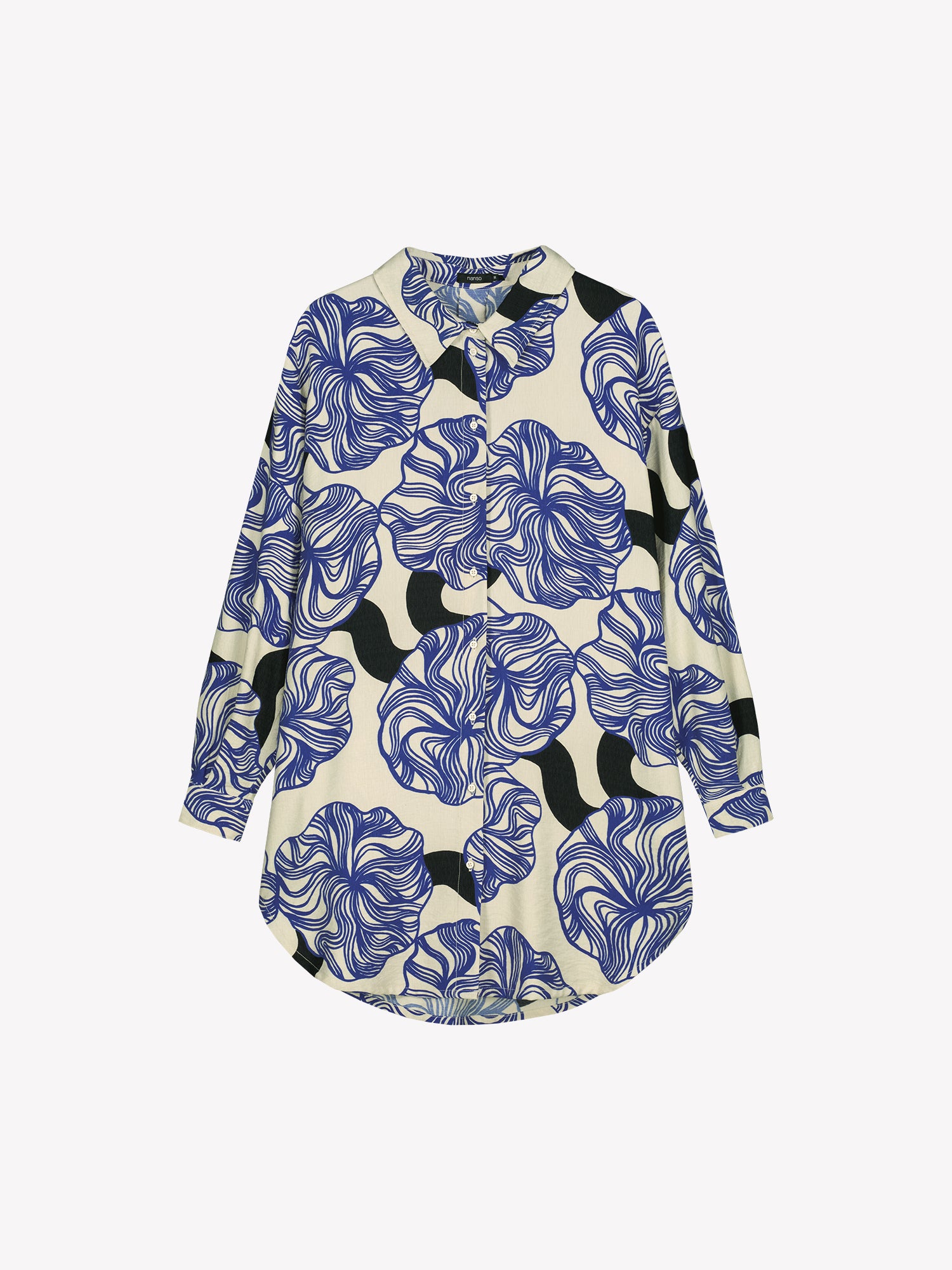 Nanson naisten Kosmo-kauluspaidassa yhdistyy klassinen malli ja näyttävä sinisävyinen kuosi. Paidassa on klassinen kaulusmalli, täyspitkät hihat, sivutaskut ja napitus edessä. Tuotekuva edestä.