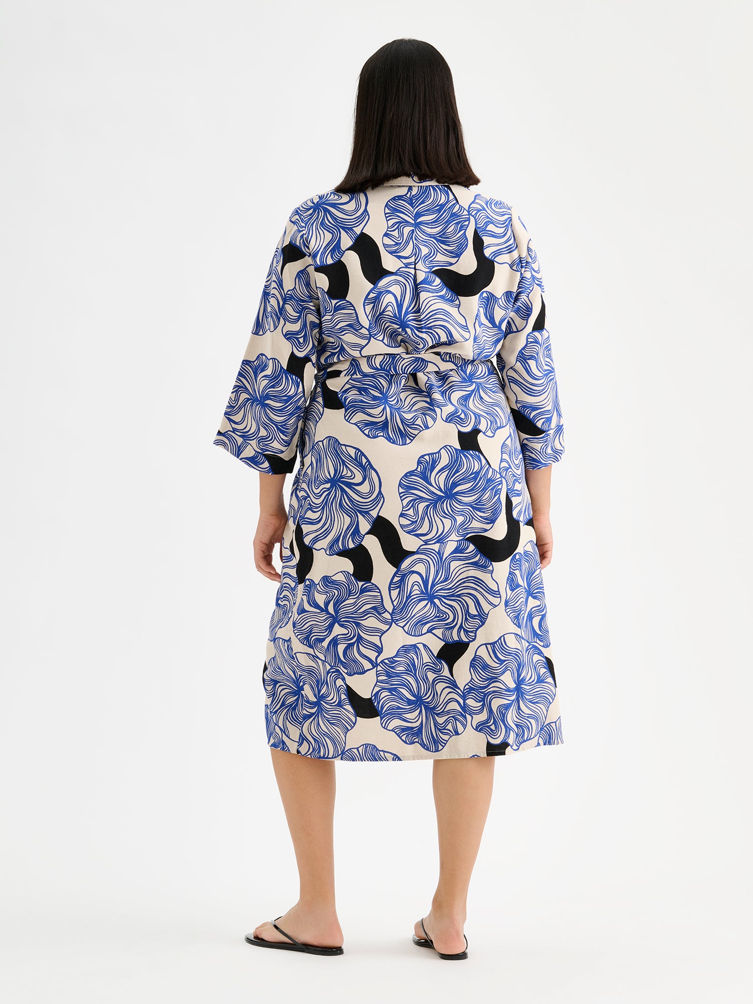 Nanson kuosillinen Kosmo -mekko mallin päällä takaa kuvattuna.