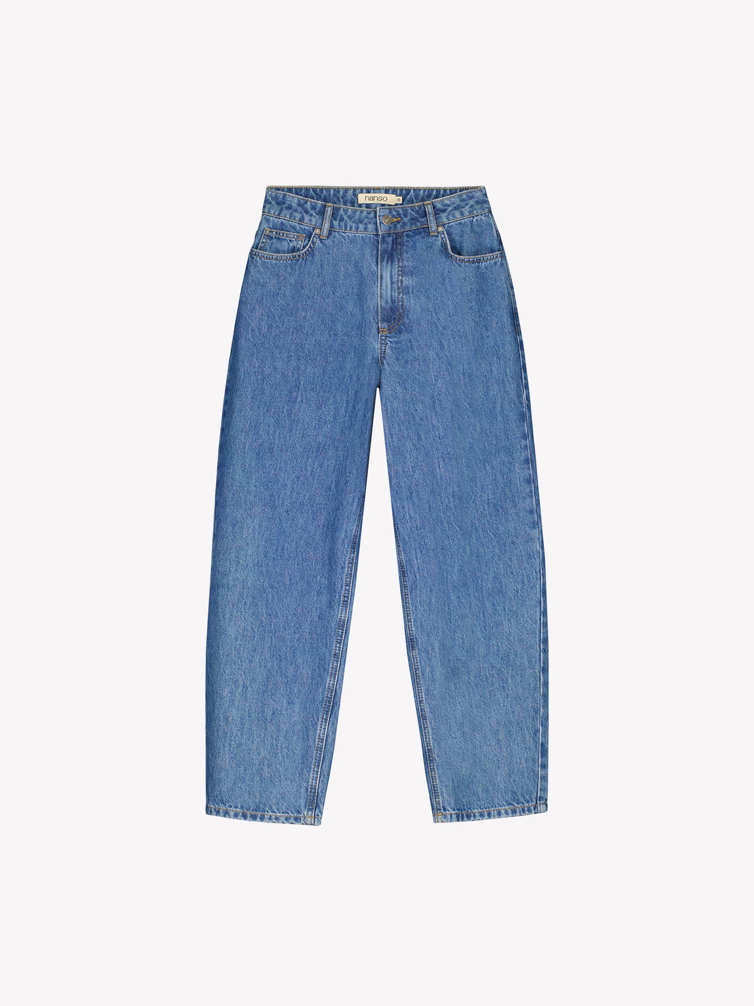 Nanson naisten barrel leg- tyyliset väljät siniset Rento-farkut. Farkuissa on normaalikorkuinen vyötärö, edessä vetoketju ja nappikiinnitys. Lahkeet ovat väljät ja kapenevat hieman kohti lahkeensuuta. Tuotekuva edestä.