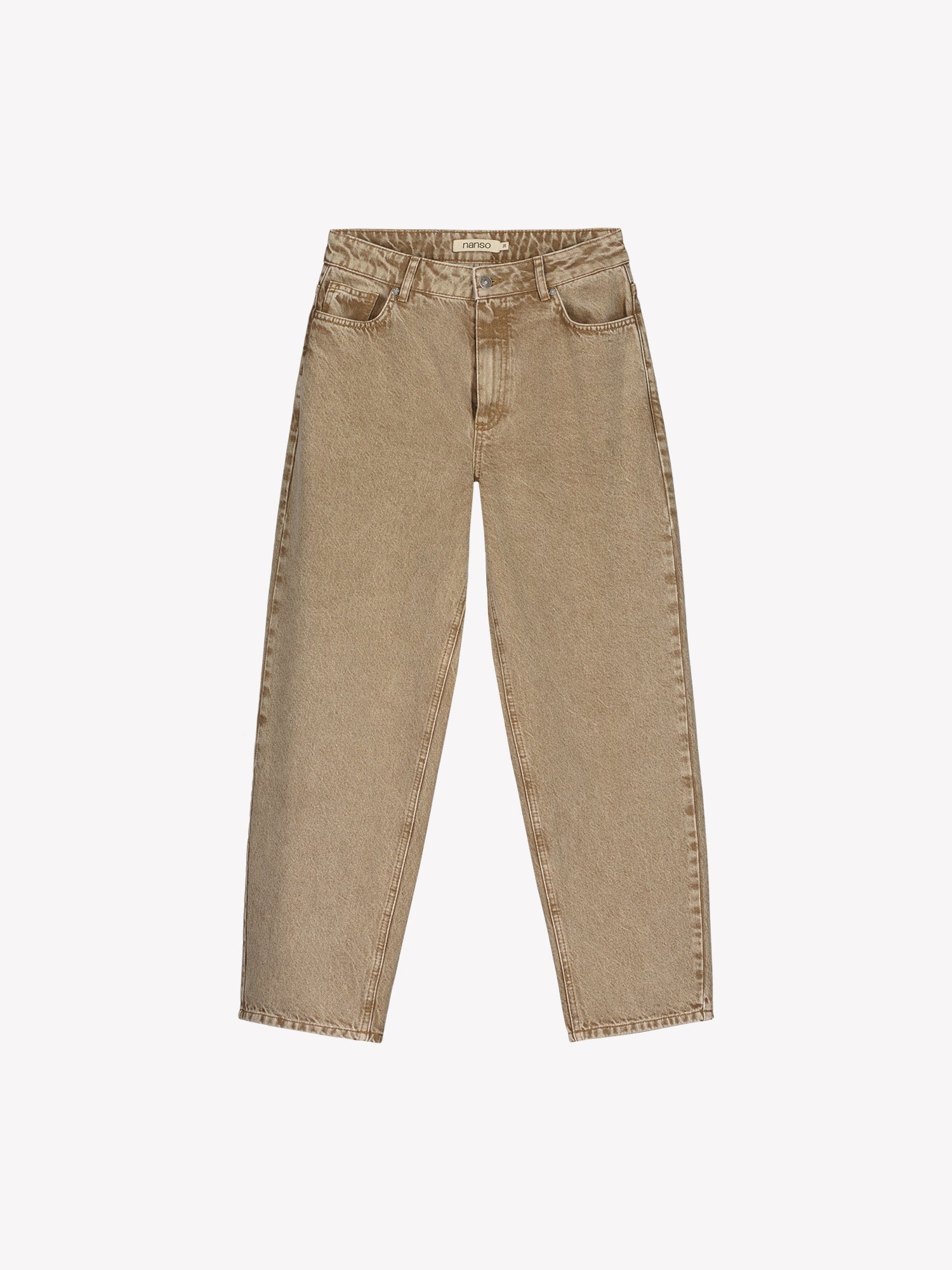 Nanson naisten barrel leg- tyyliset väljät ruskeat Rento-farkut. Farkuissa on normaalikorkuinen vyötärö, edessä vetoketju ja nappikiinnitys. Lahkeet ovat väljät ja kapenevat hieman kohti lahkeensuuta. Tuotekuva edestä.