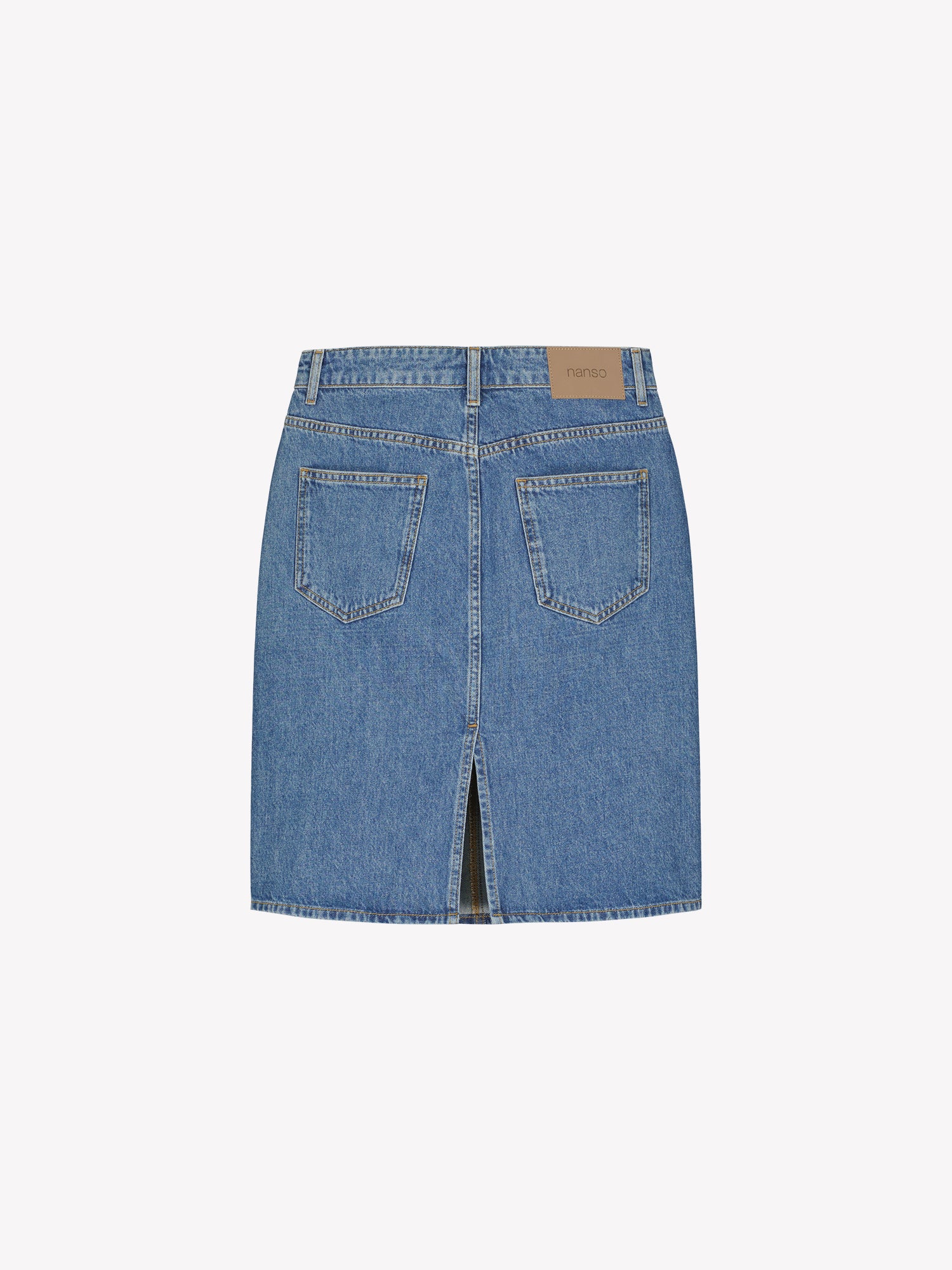 Naisten yhtäaikaa trendikäs ja ajaton Doris-denimhame on monikäyttöinen vaatekaapin peruspilari, joka on helppo yhdistää monenlaisien yläosien kanssa. Tuotekuva takaa.