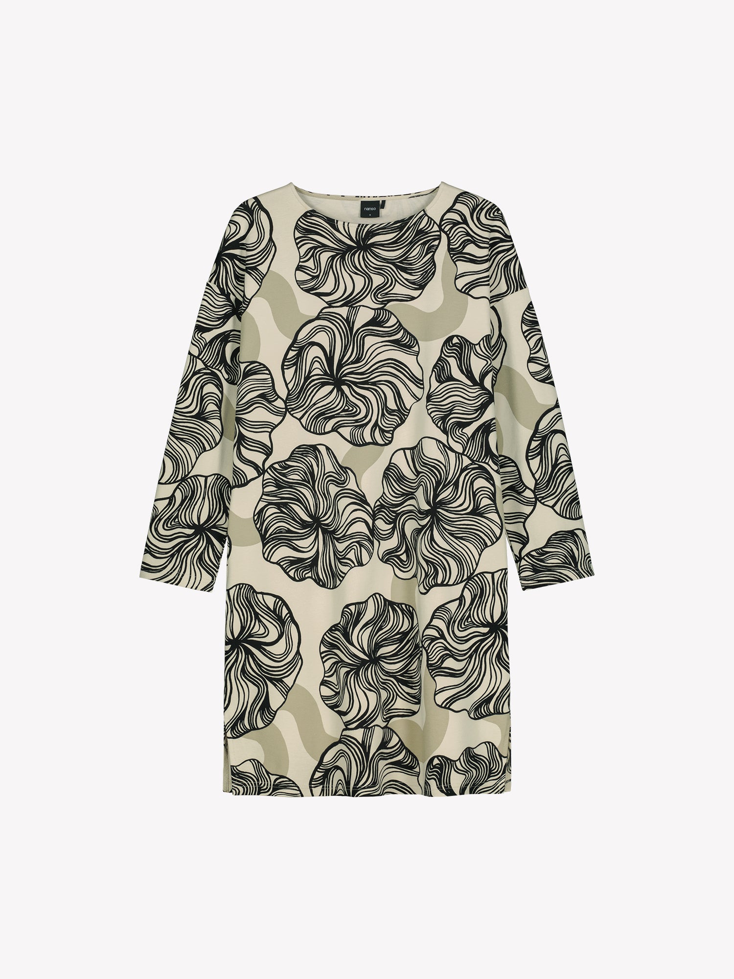 Naisten tyylikäs Kosmo-mekko näyttävällä graafisella kuosilla on malliltaan kauniin pelkistetty. Mekossa on mukavan rento istuvuus ja käytännölliset taskut. Tuotekuva edestä päin.