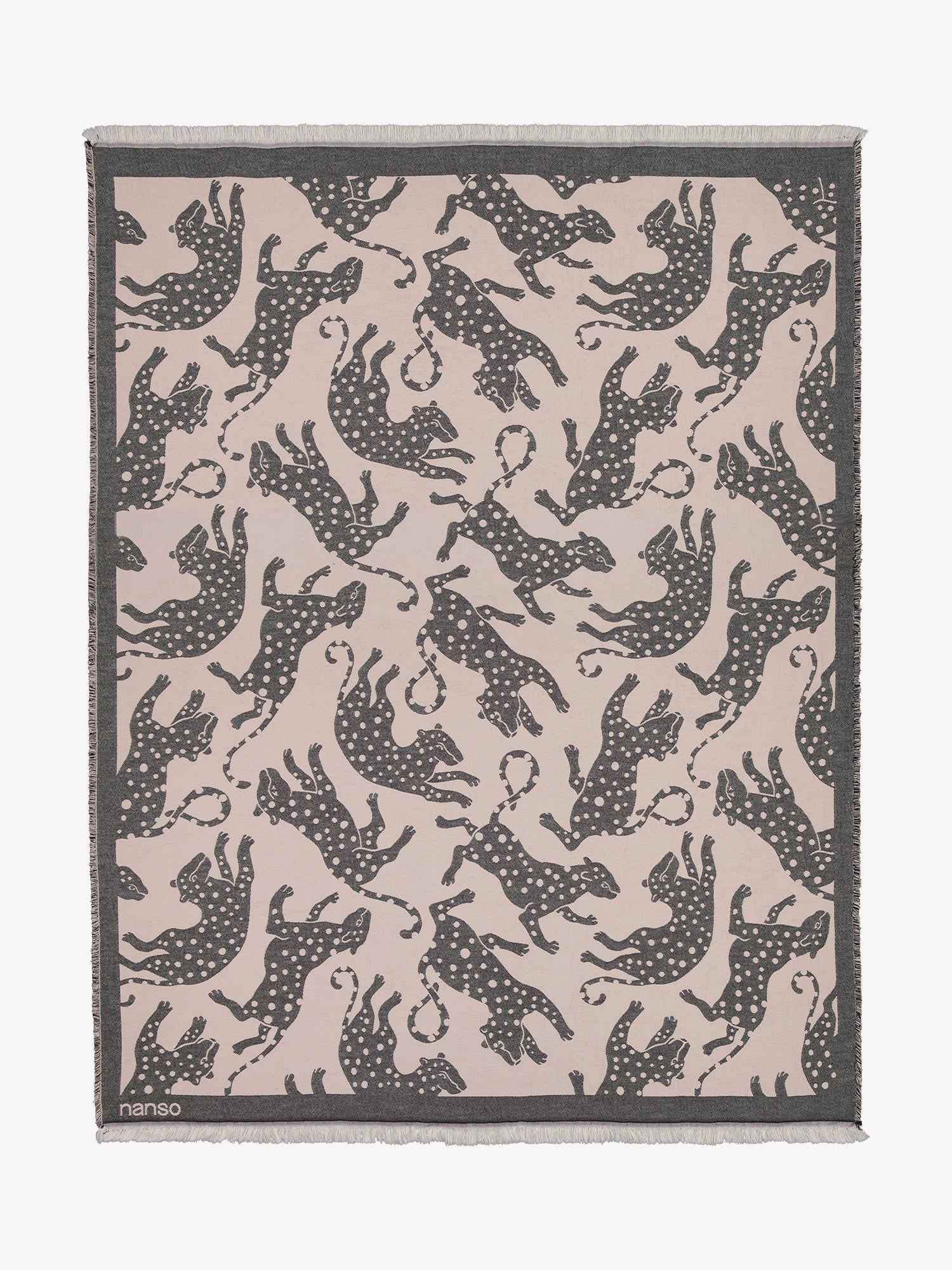 Ihana lahjasetti, joka sisältää suositut Leonora-kuosilliset tuotteet: LEONORA MINI kosmetiikkalaukun beigenä, LEONORA pussilakanasetin vaaleanpunaisena sekä LEONORA torkkupeiton vaaleanpunaisena. Kuva 5