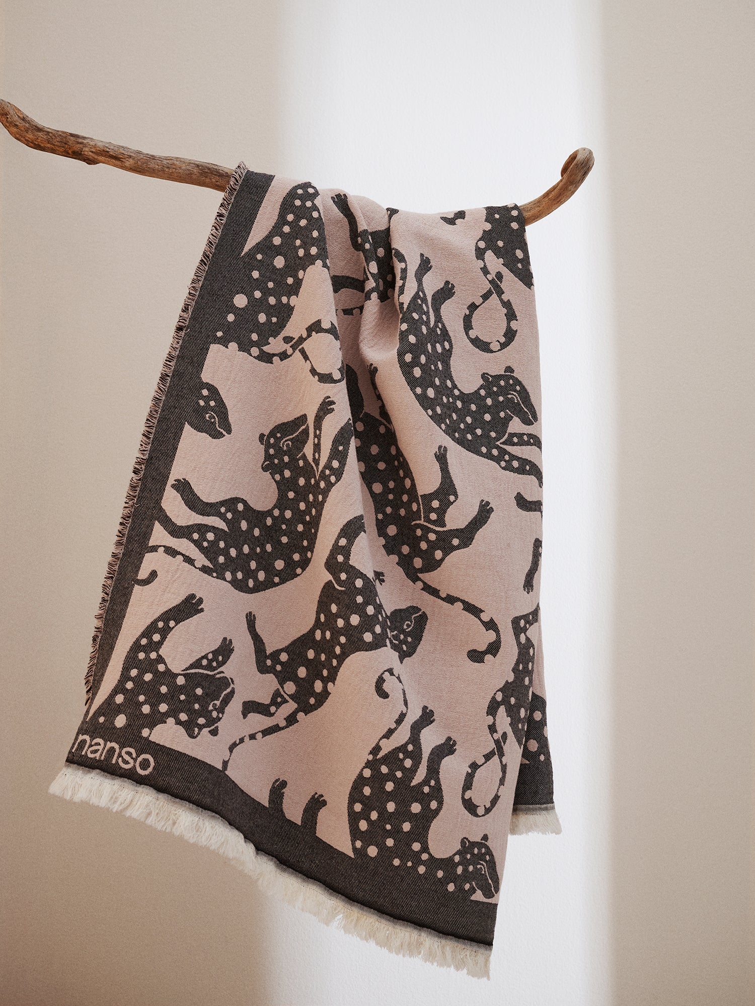 Ihana lahjasetti, joka sisältää suositut Leonora-kuosilliset tuotteet: LEONORA MINI kosmetiikkalaukun beigenä, LEONORA pussilakanasetin vaaleanpunaisena sekä LEONORA torkkupeiton vaaleanpunaisena. Kuva 2