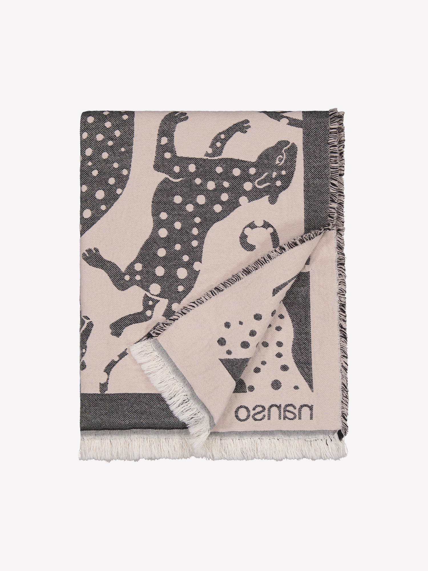 Ihana lahjasetti, joka sisältää suositut Leonora-kuosilliset tuotteet: LEONORA MINI kosmetiikkalaukun beigenä, LEONORA pussilakanasetin vaaleanpunaisena sekä LEONORA torkkupeiton vaaleanpunaisena. Kuva 4