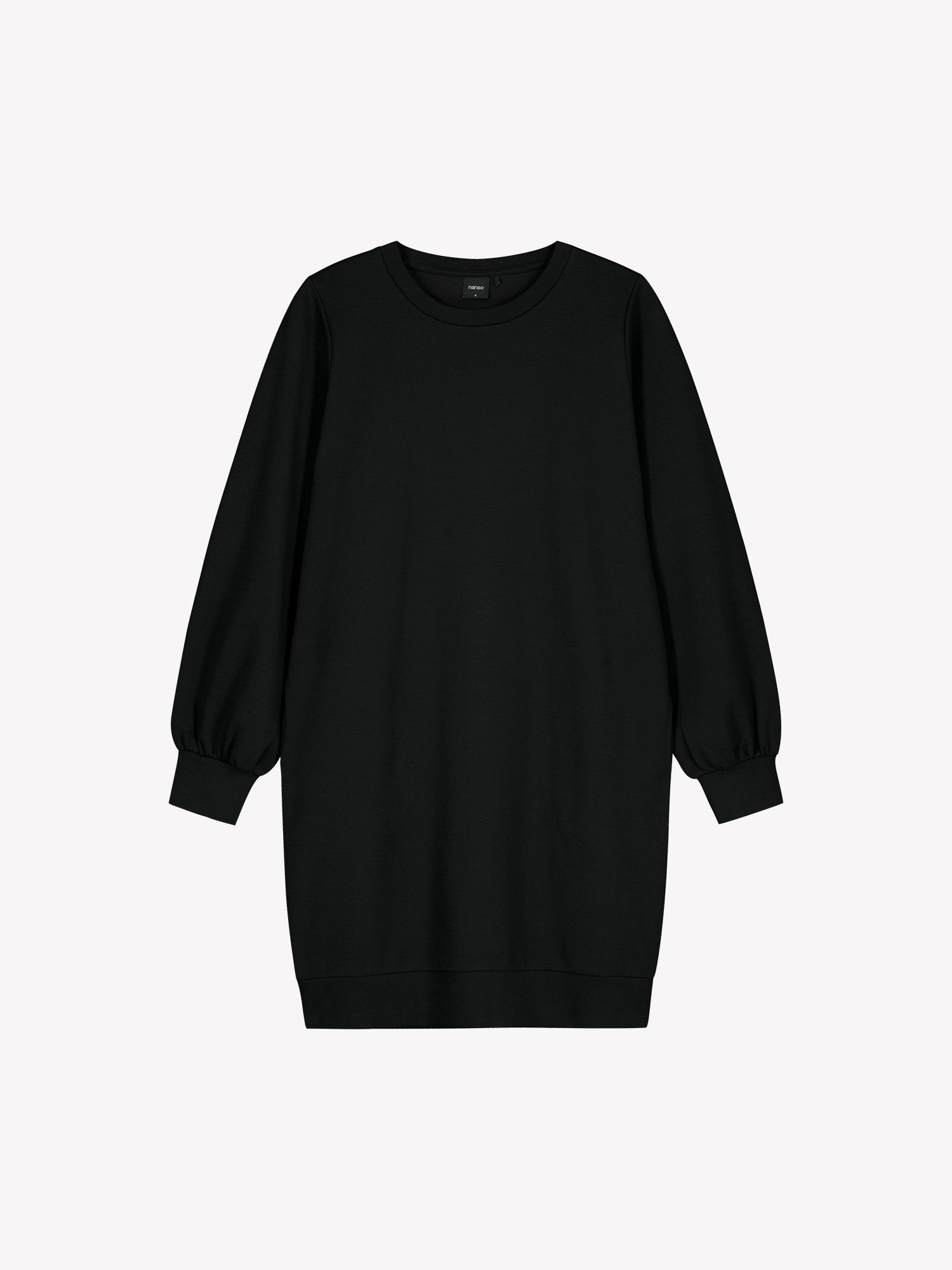 Naisten rento ja mukava musta Leija-mekko. Suoralinjaisessa mekossa on pyöreä pääntie, sivuissa taskut ja kauniisti hihansuihin poimuttuvat täyspitkät hihat. Tuotekuva edestä.