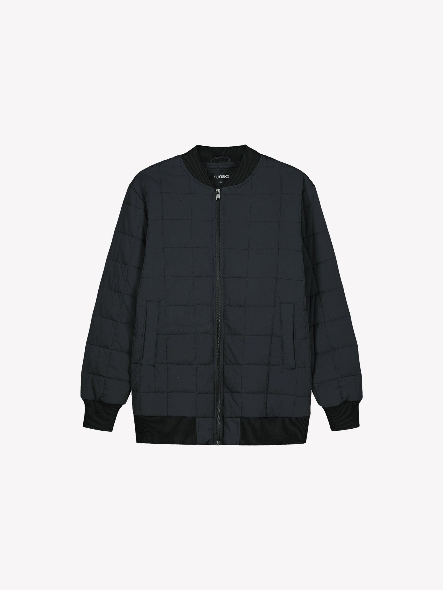 Nanson naisten rento Merje bomber tikkitakki kevyellä vanulla. Takin pääntiellä, hihansuissa ja helmassa on neulosresori. Edessä on vetoketju ja taskut. Tuotekuva edestä.